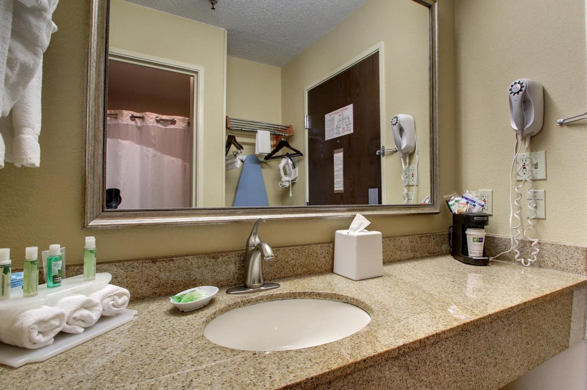 Holiday Inn Express Hotel Fort Campbell-Oak Grove by IHG photo 19