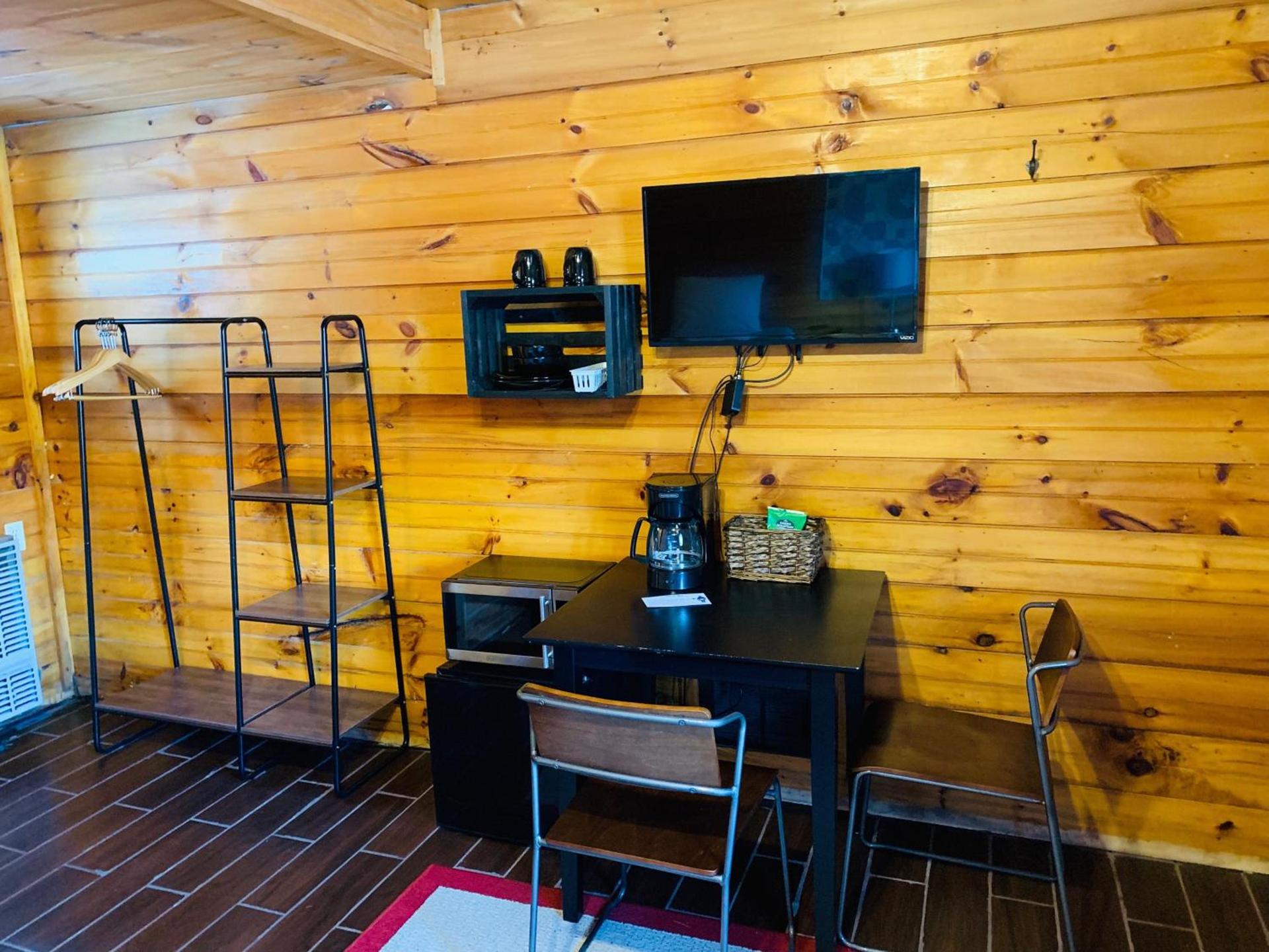 Pine Crest Motel & Cabins photo 41
