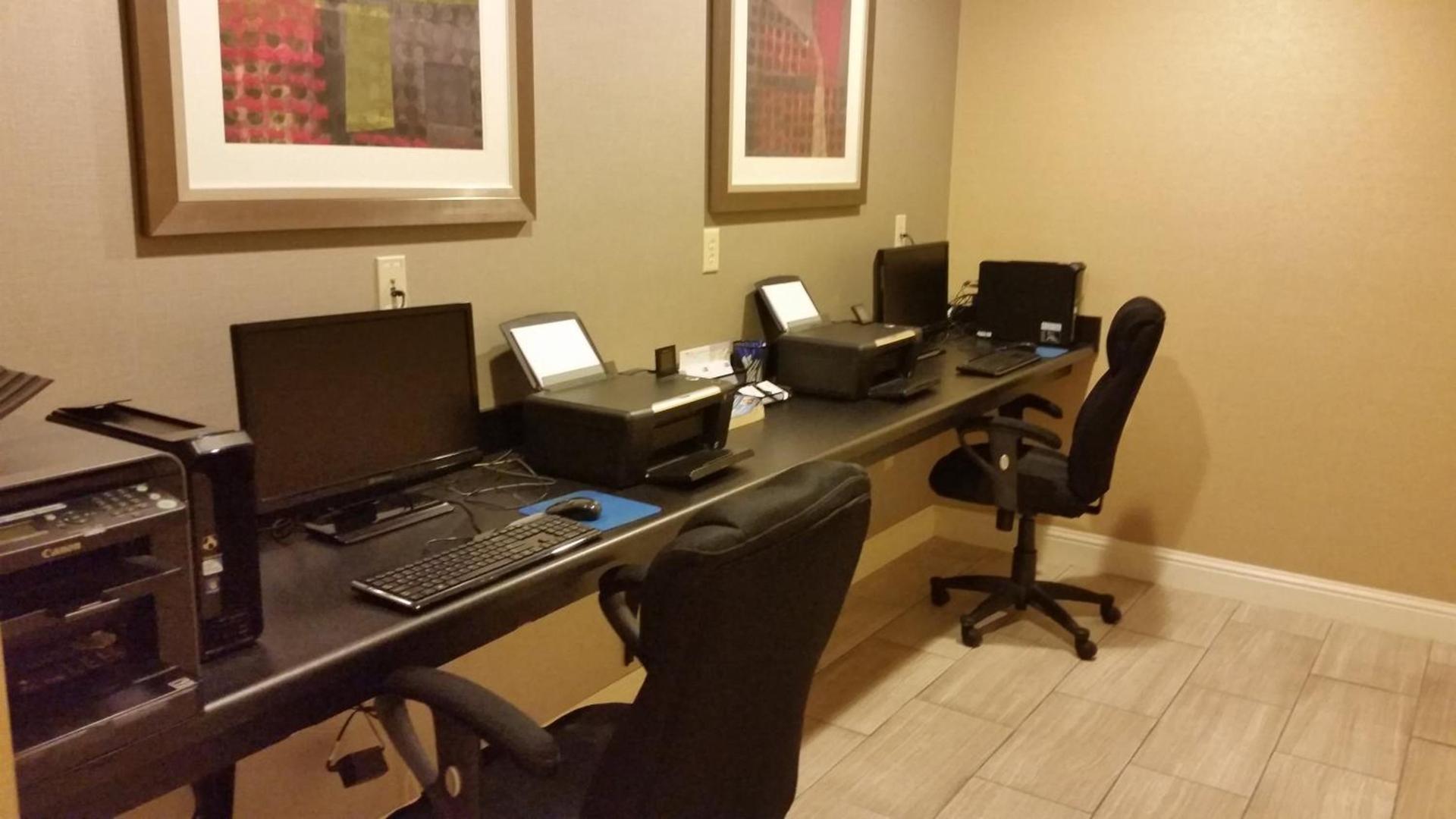 Holiday Inn Express & Suites Marion Northeast by IHG photo 9
