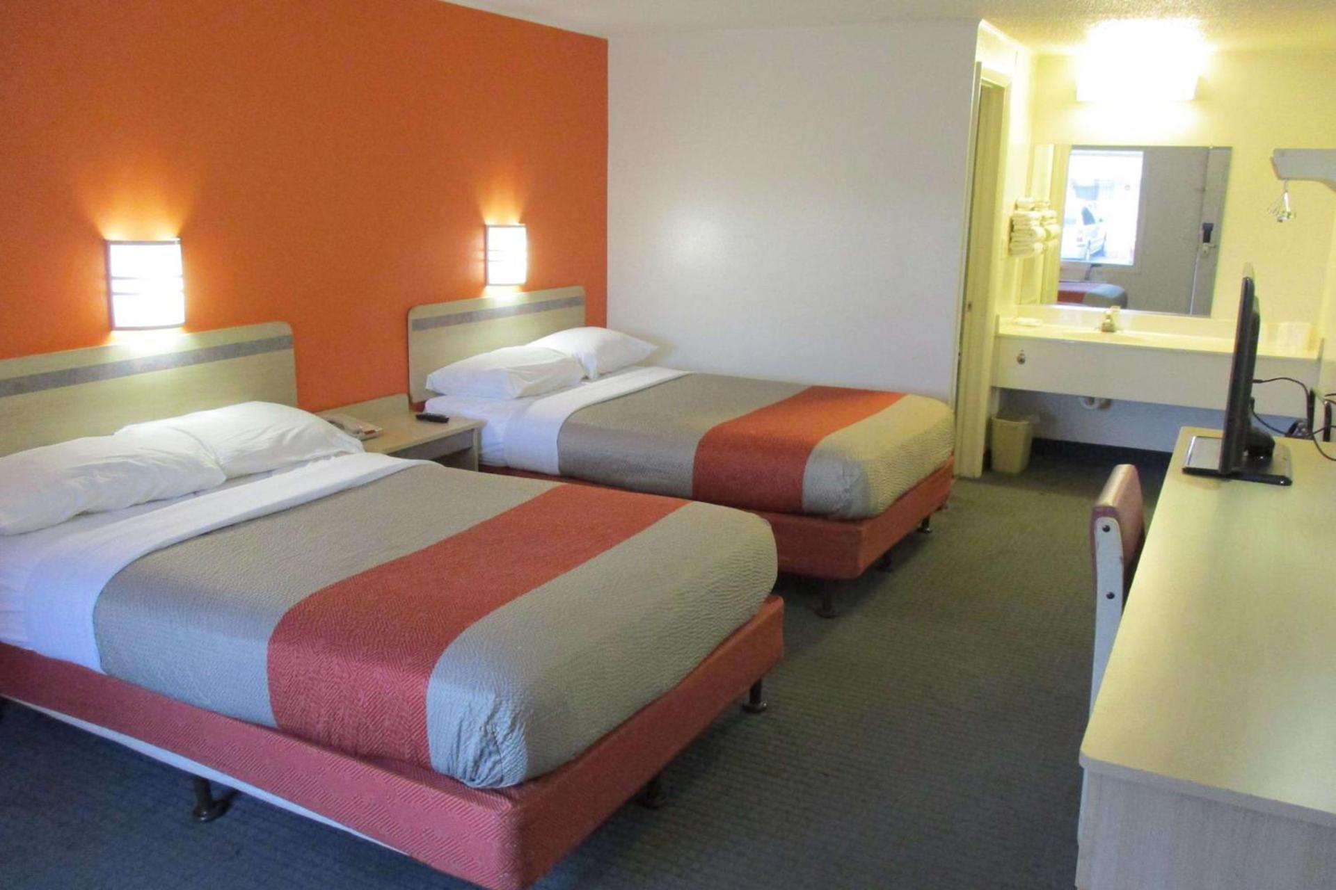 Travelodge by Wyndham Lansing photo 16