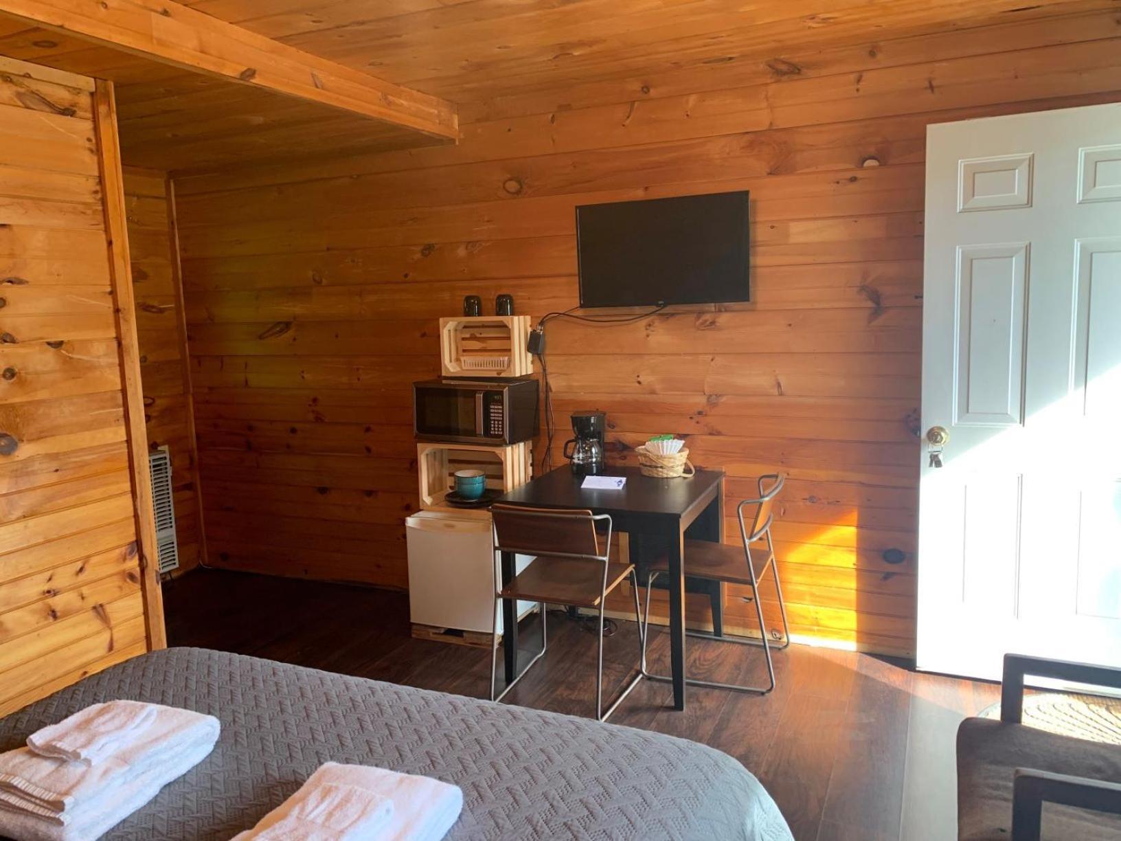 Pine Crest Motel & Cabins photo 31