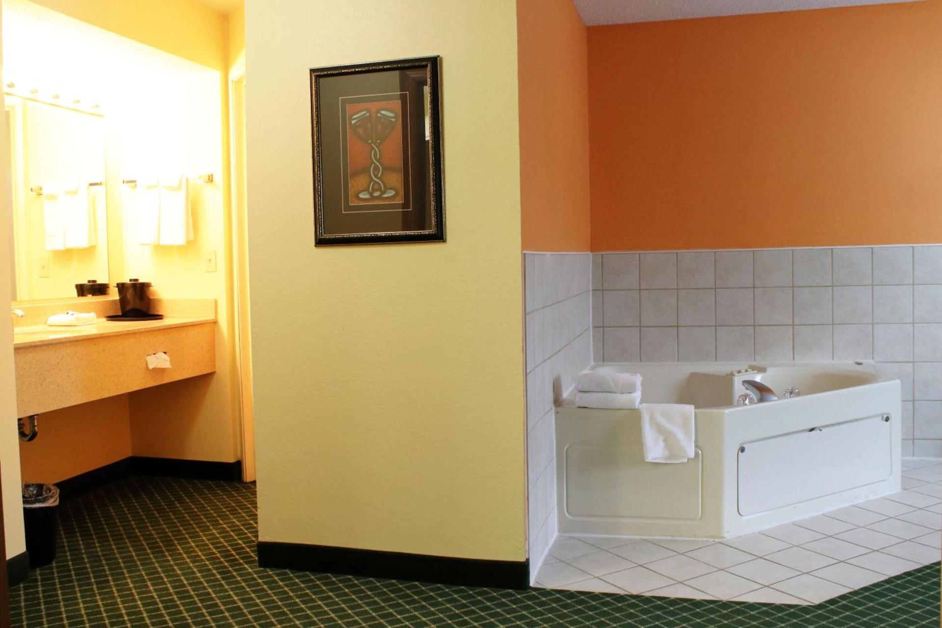 Days Inn & Suites by Wyndham Bloomington/Normal IL photo 30