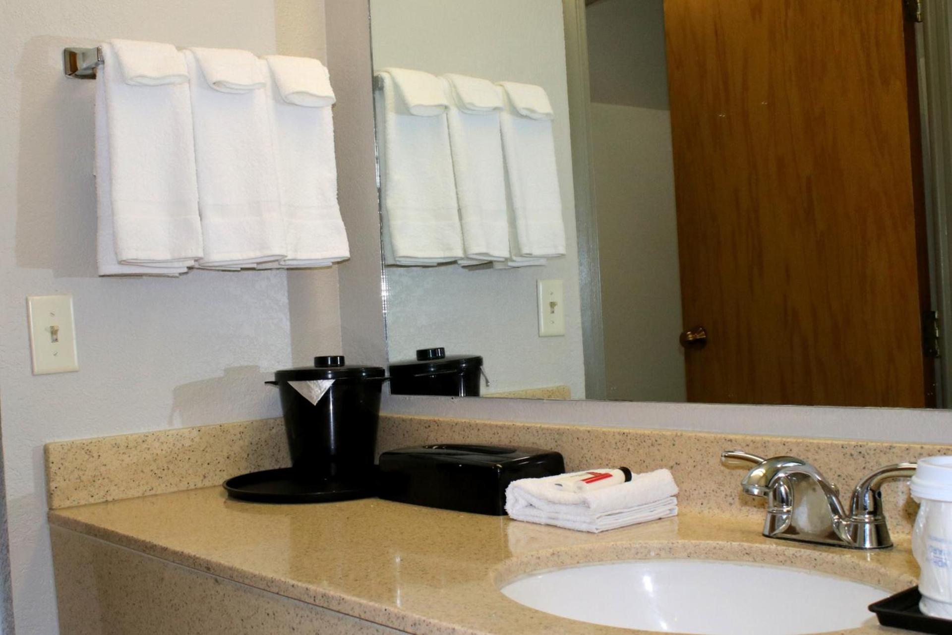 Days Inn & Suites by Wyndham Bloomington/Normal IL photo 32