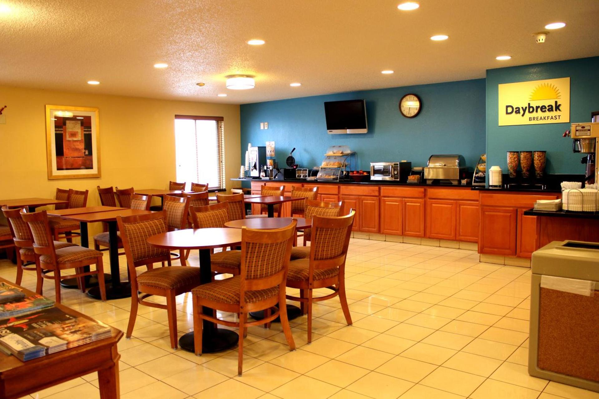 Days Inn & Suites by Wyndham Bloomington/Normal IL photo 20