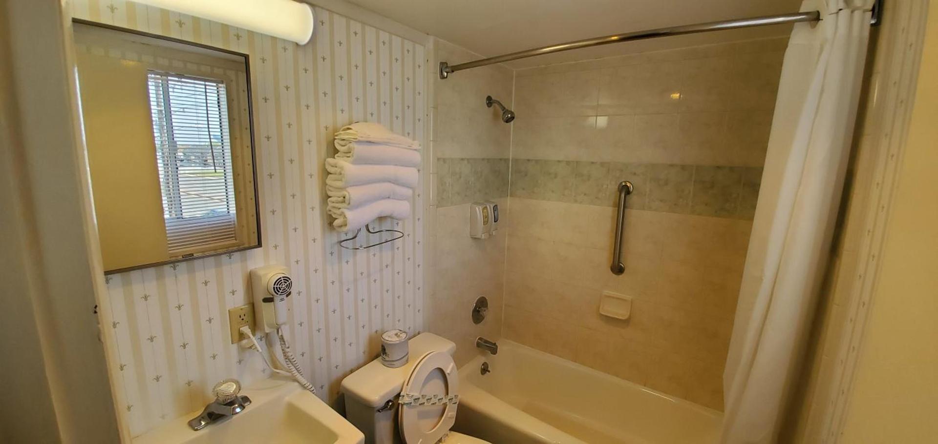 Shangri-La Motel photo 11
