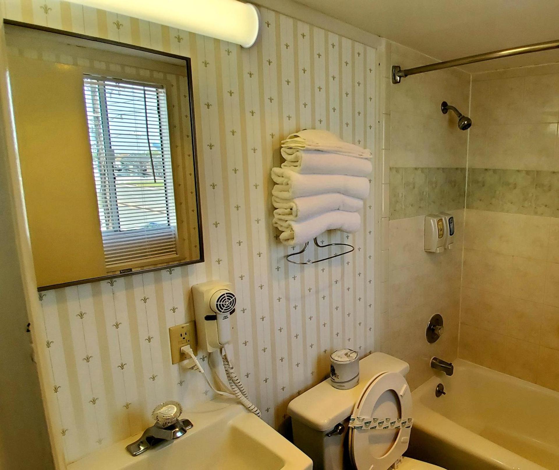 Shangri-La Motel photo 10