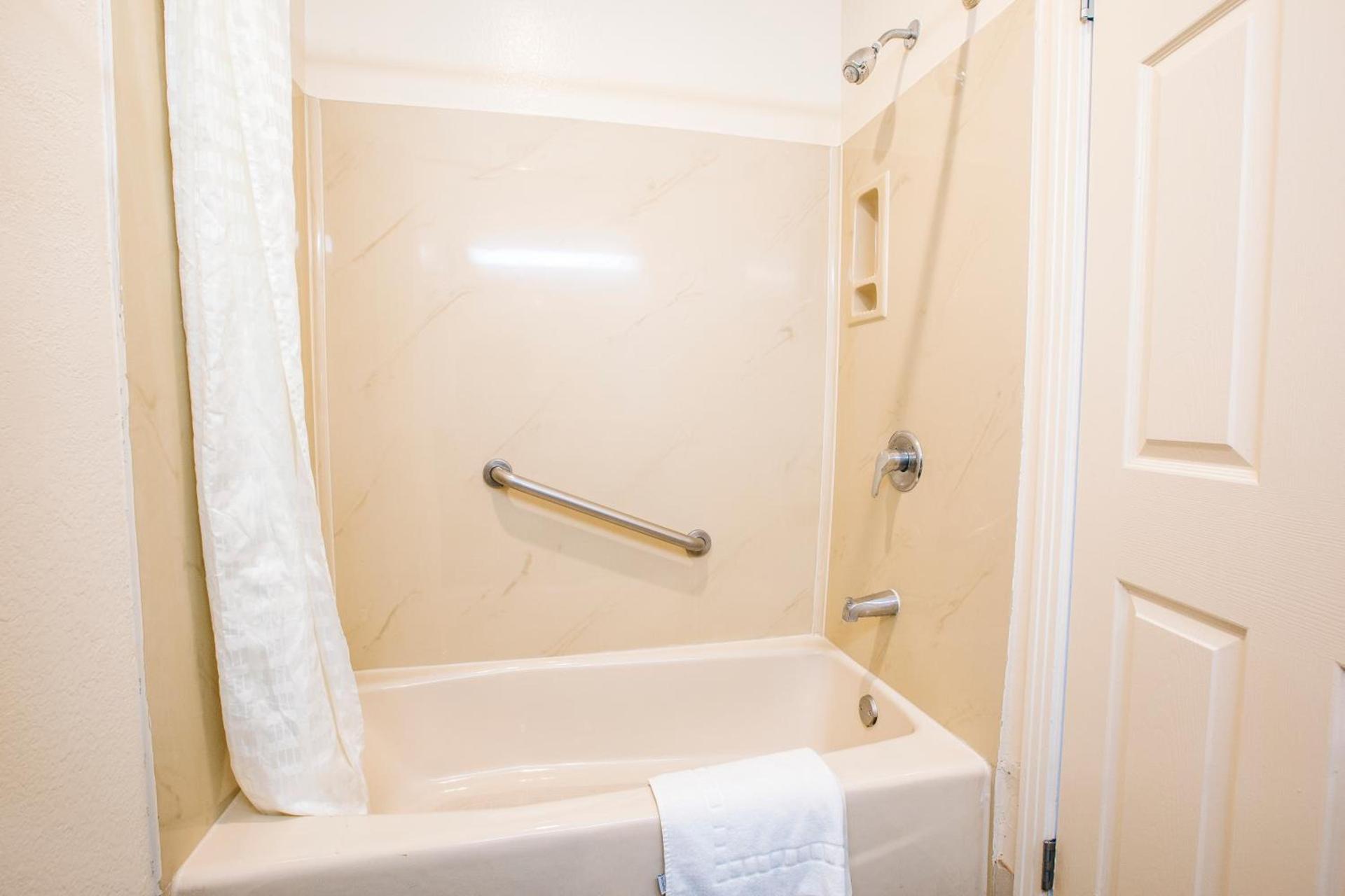 Anaheim Discovery Inn and Suites photo 12