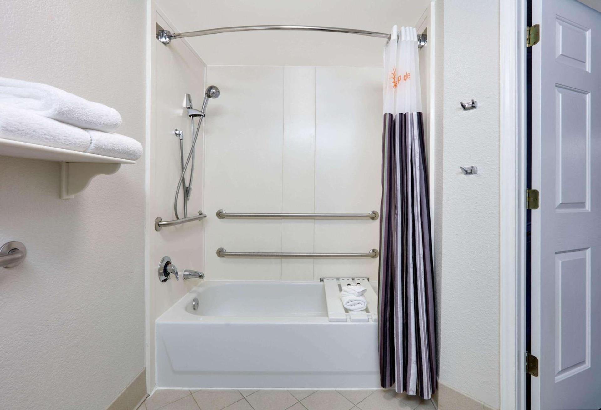 La Quinta by Wyndham Dallas North Central photo 27