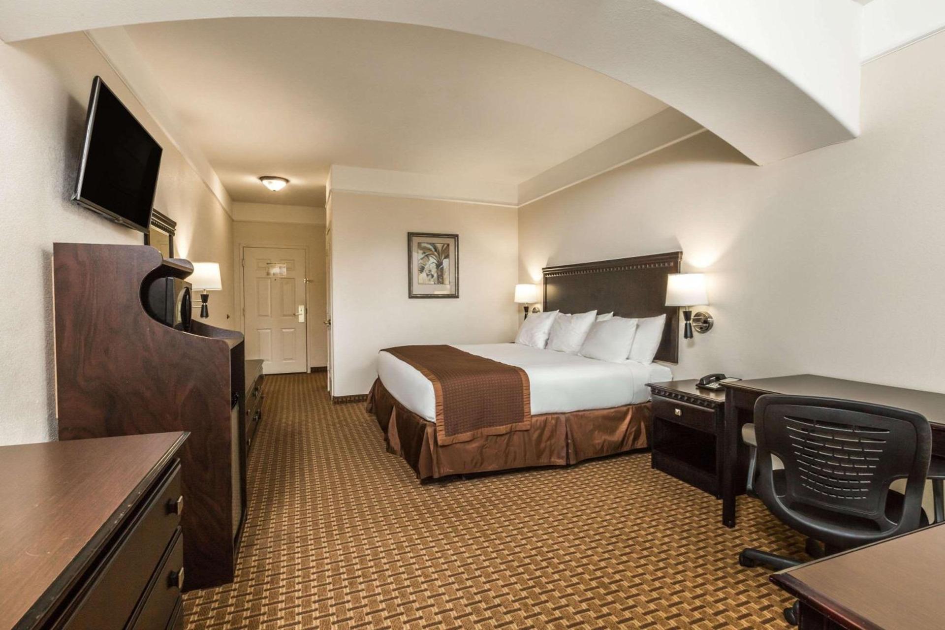 Baymont by Wyndham Galveston photo 8