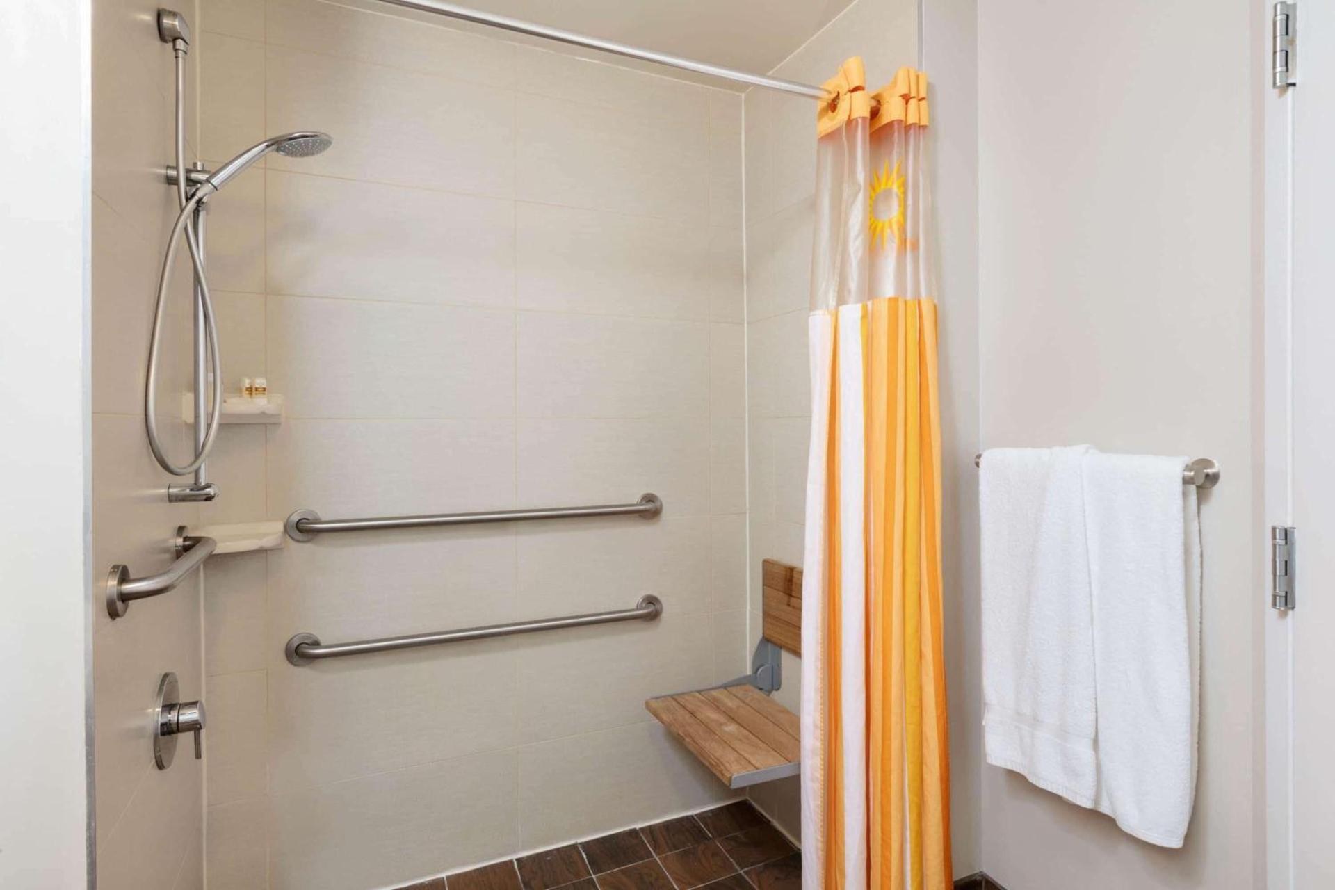 La Quinta by Wyndham New York City Central Park photo 16