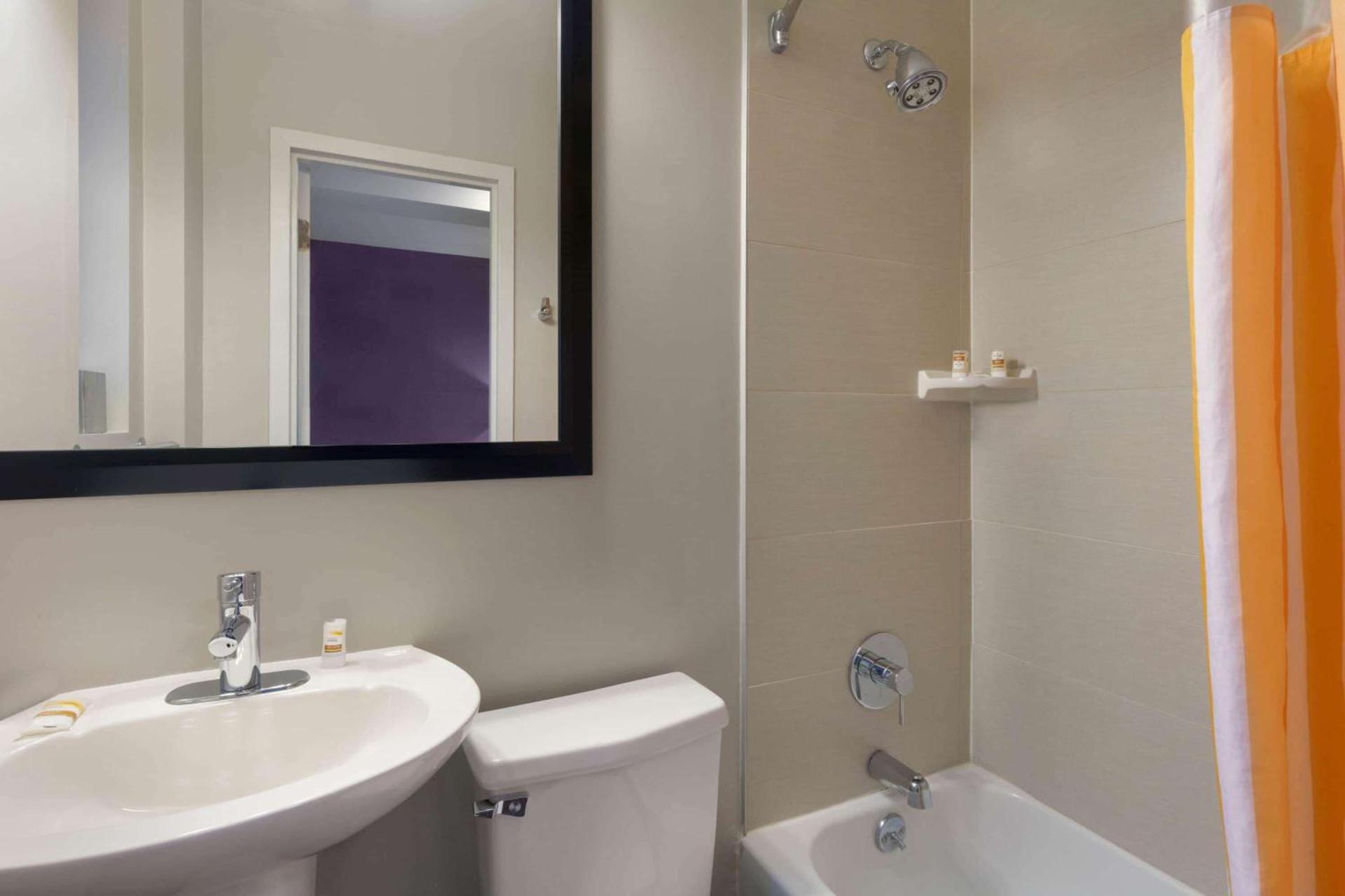 La Quinta by Wyndham New York City Central Park photo 8