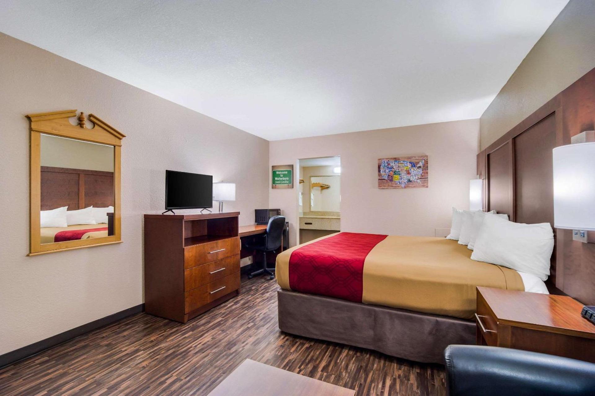 Econo Lodge Walterboro I-95 photo 8