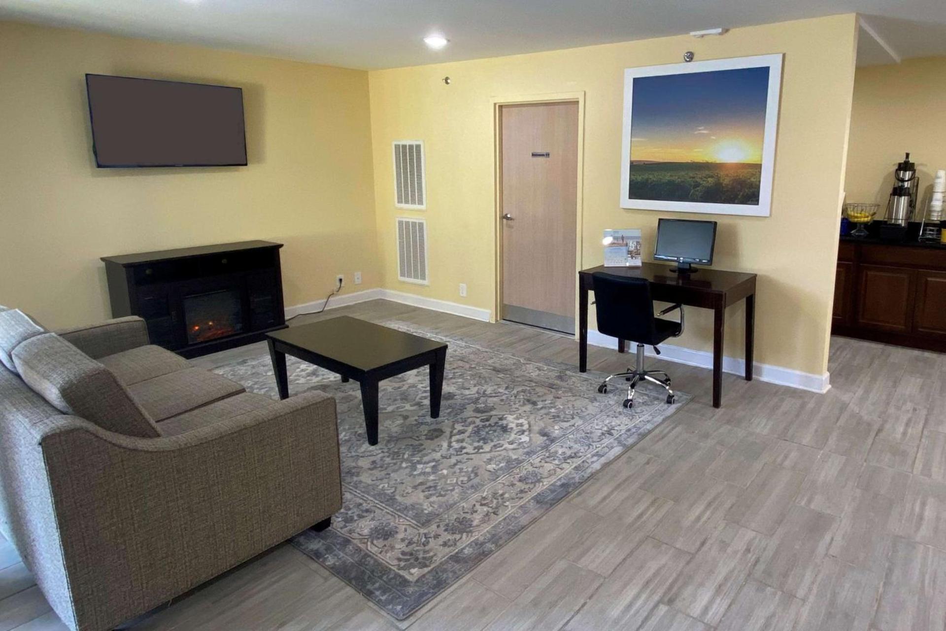 Days Inn by Wyndham Atlanta/Southlake/Morrow photo 3