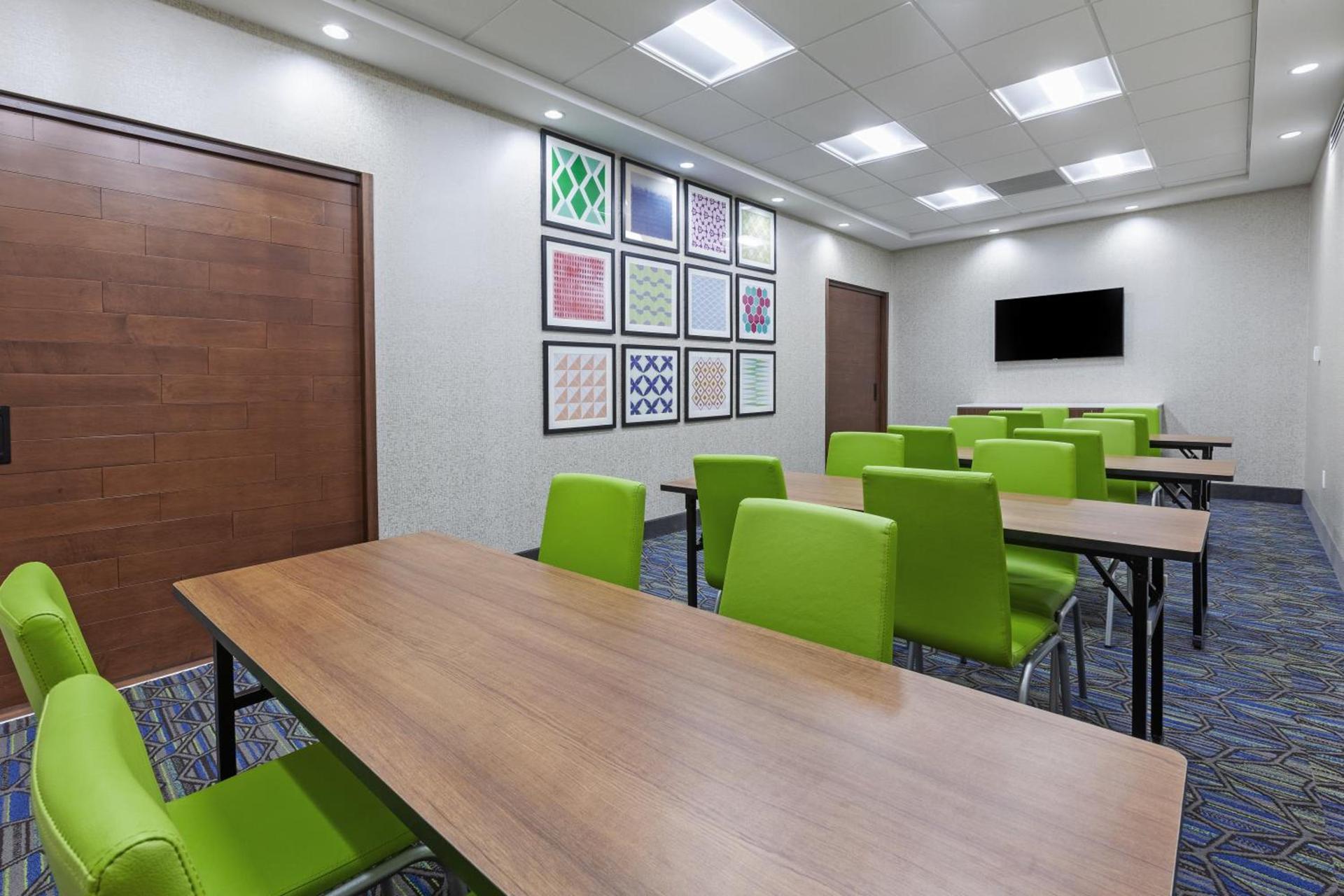 Holiday Inn Express & Suites - Tulsa Northeast - Owasso by IHG photo 2