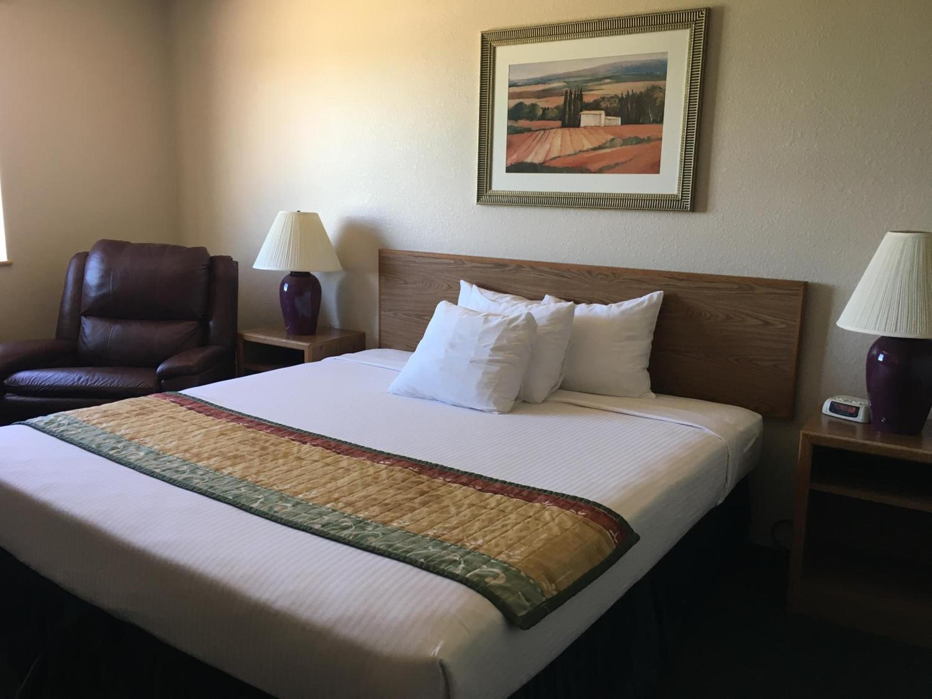 Cassville Four Seasons Inn & Suites photo 11