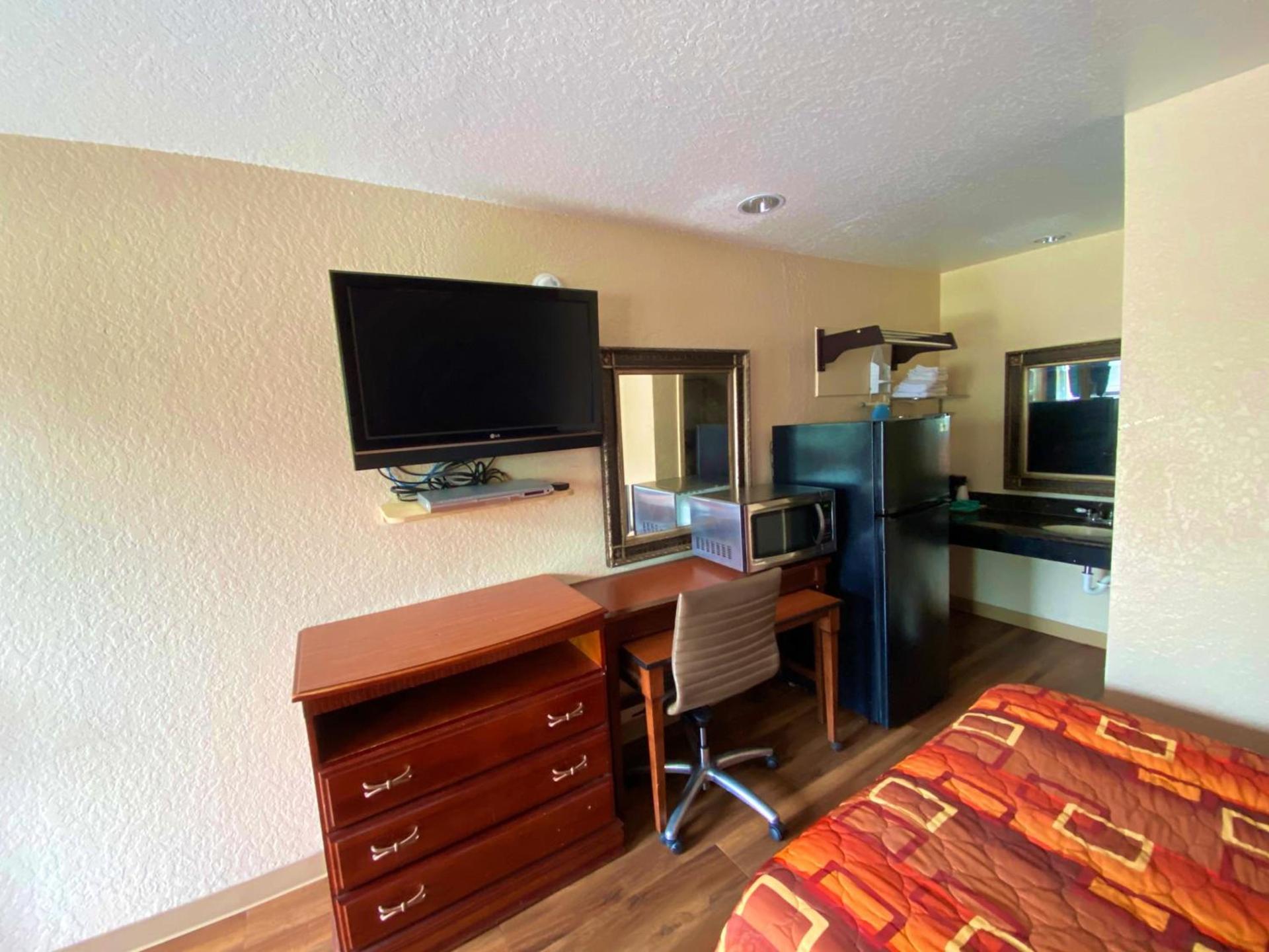 Economy Lodge by Hotel O Texas City photo 8