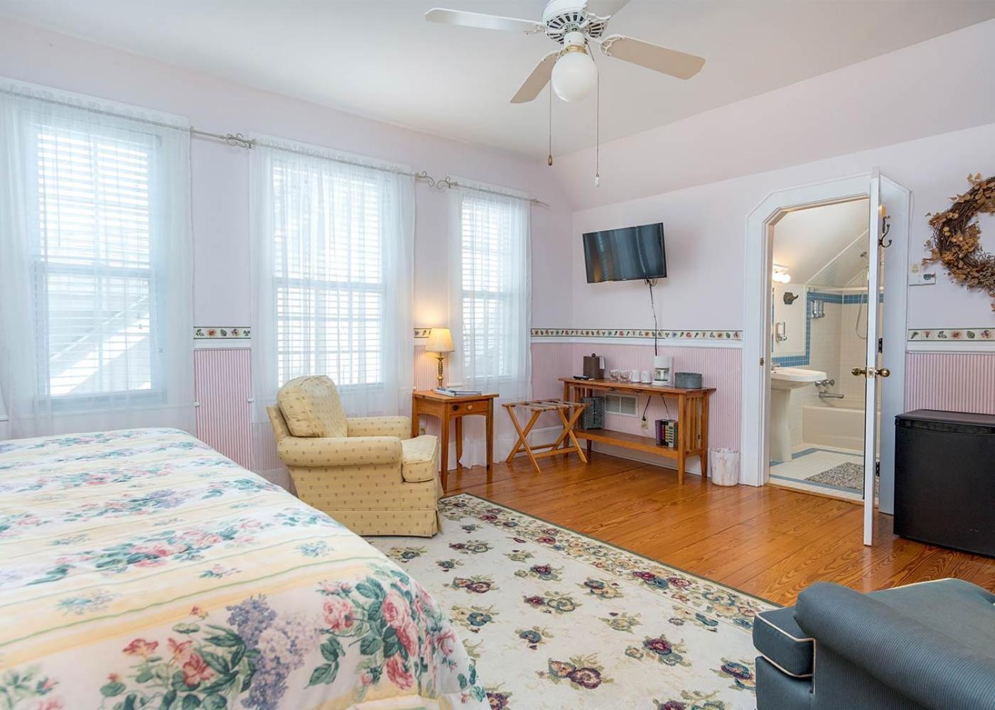 Highland Lake Inn & Resort - Flat Rock photo 12