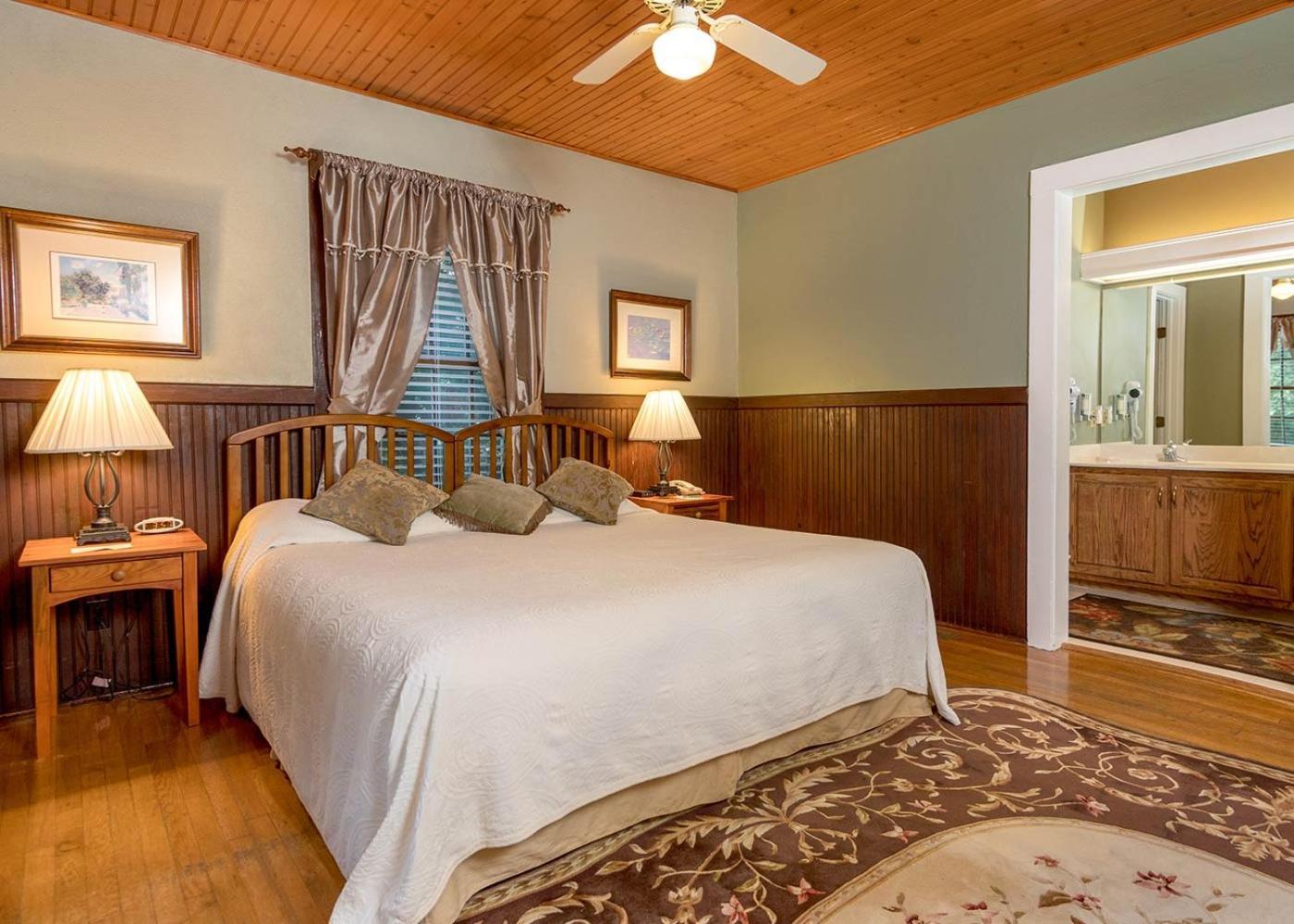 Highland Lake Inn & Resort - Flat Rock photo 9