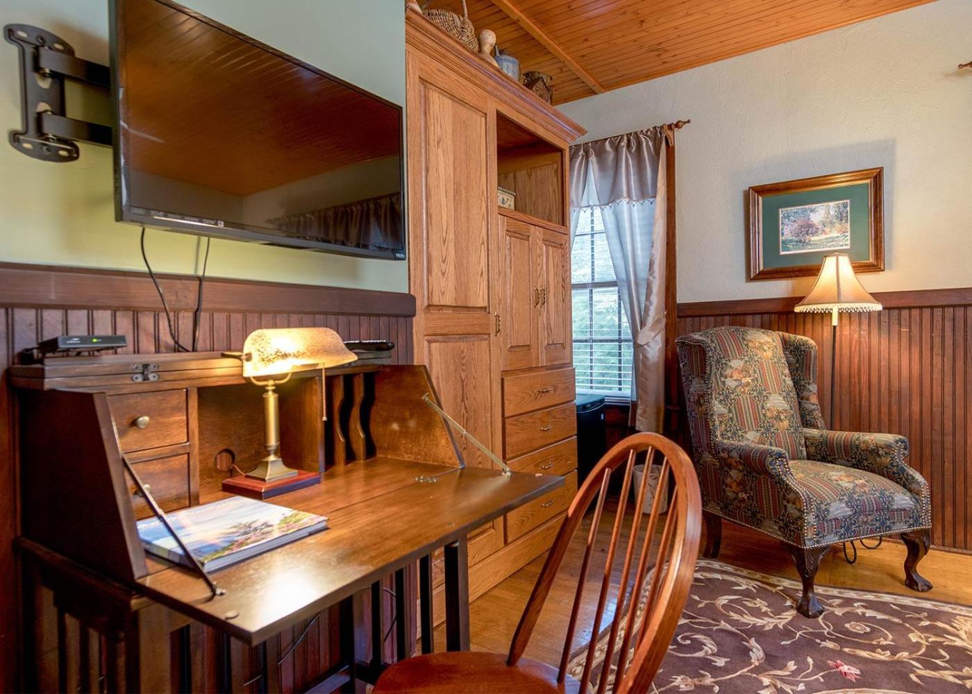 Highland Lake Inn & Resort - Flat Rock photo 10