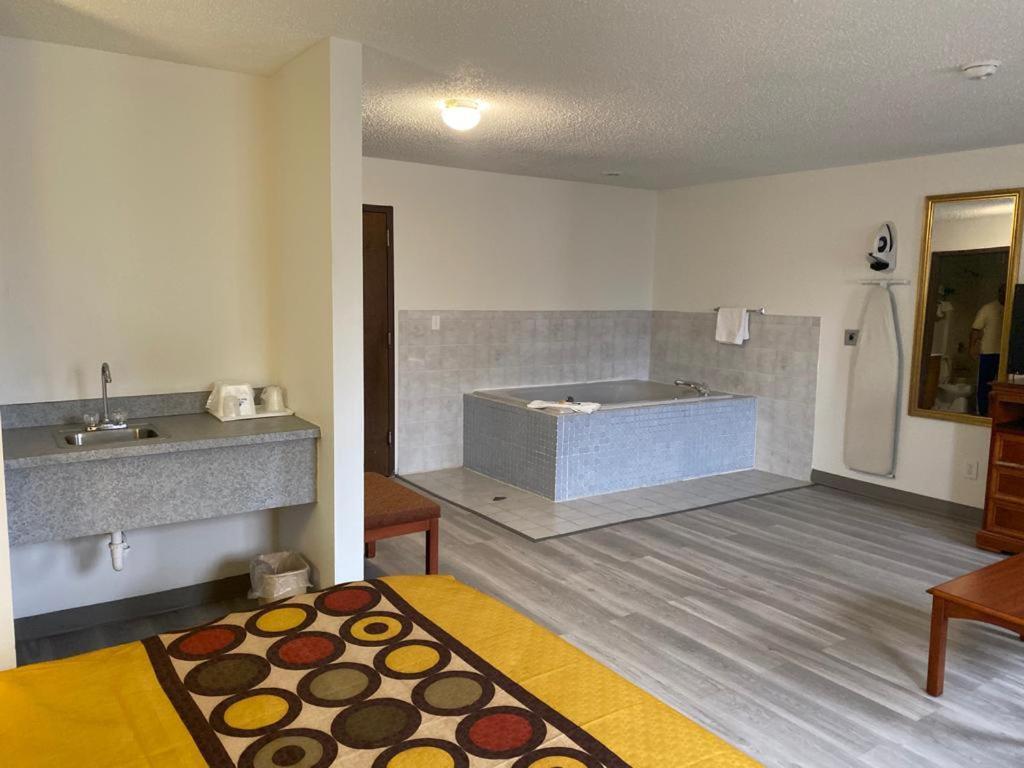 Americas Best Value Inn West Frankfort photo 12