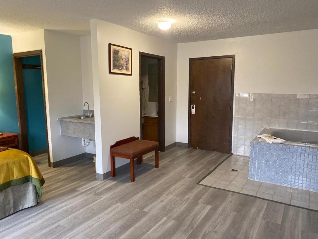 Americas Best Value Inn West Frankfort photo 6