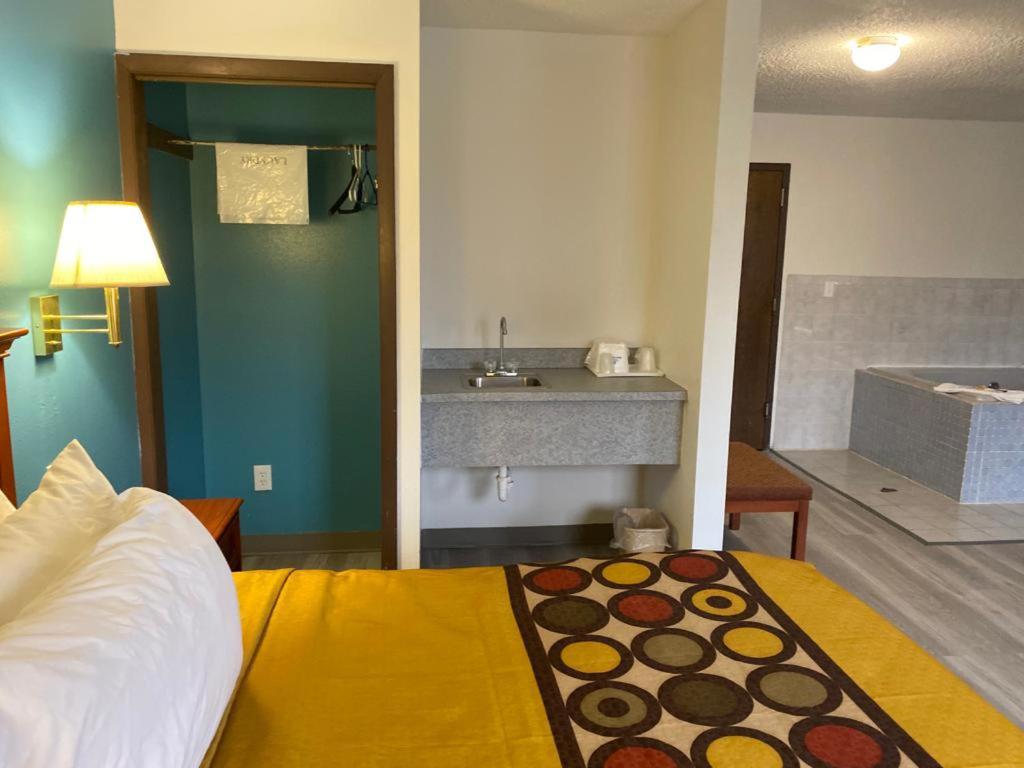 Americas Best Value Inn West Frankfort photo 7