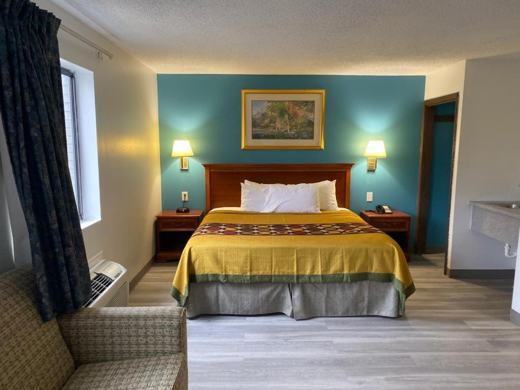 Americas Best Value Inn West Frankfort photo 9