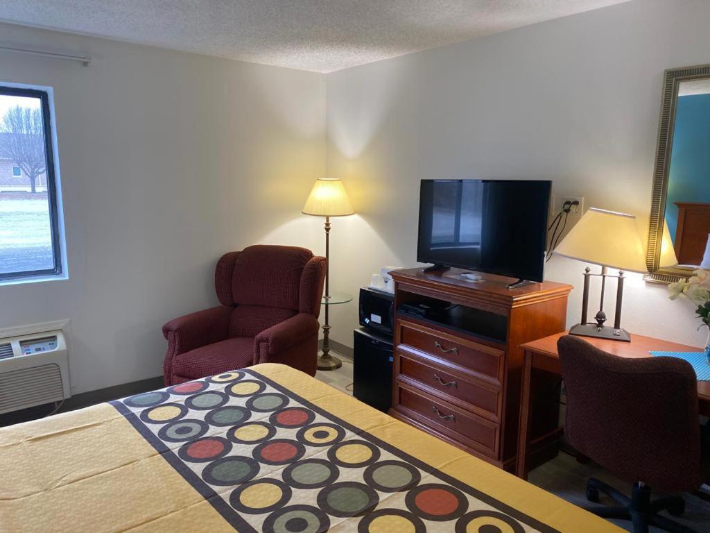 Americas Best Value Inn West Frankfort photo 19