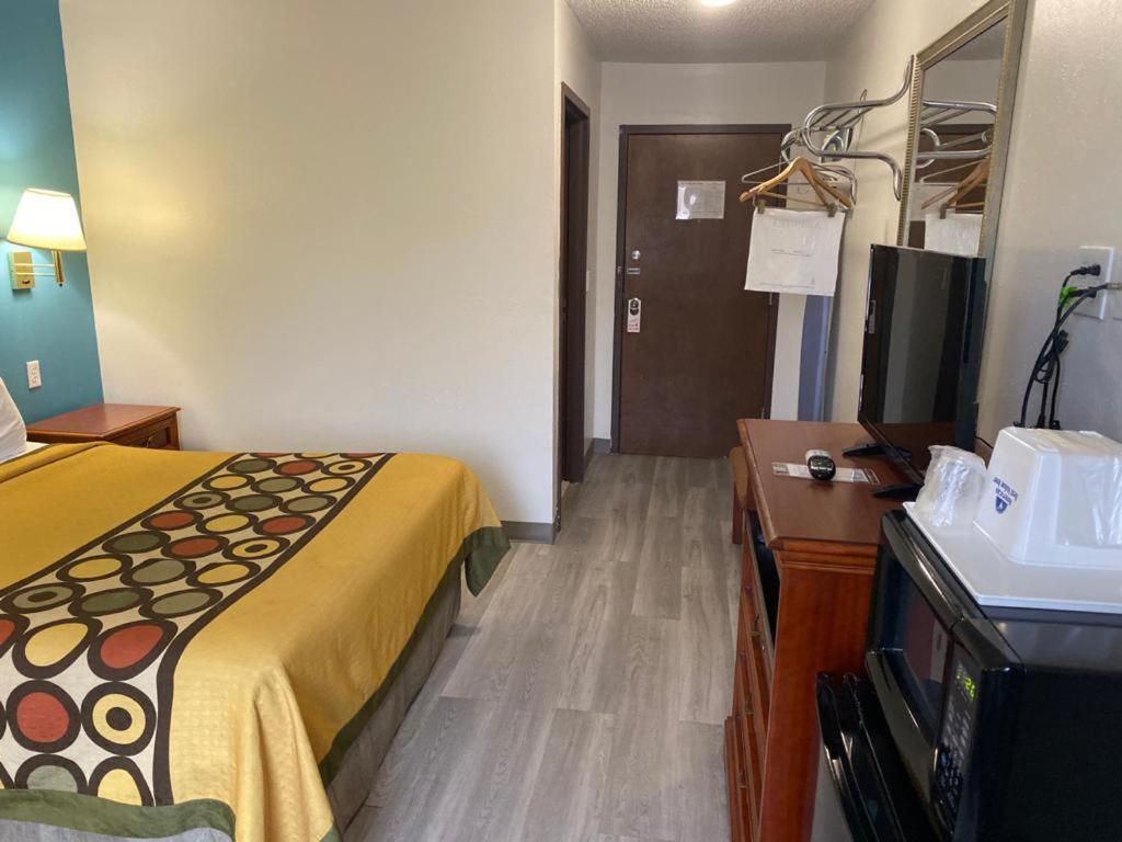 Americas Best Value Inn West Frankfort photo 23