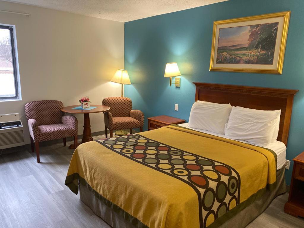 Americas Best Value Inn West Frankfort photo 18