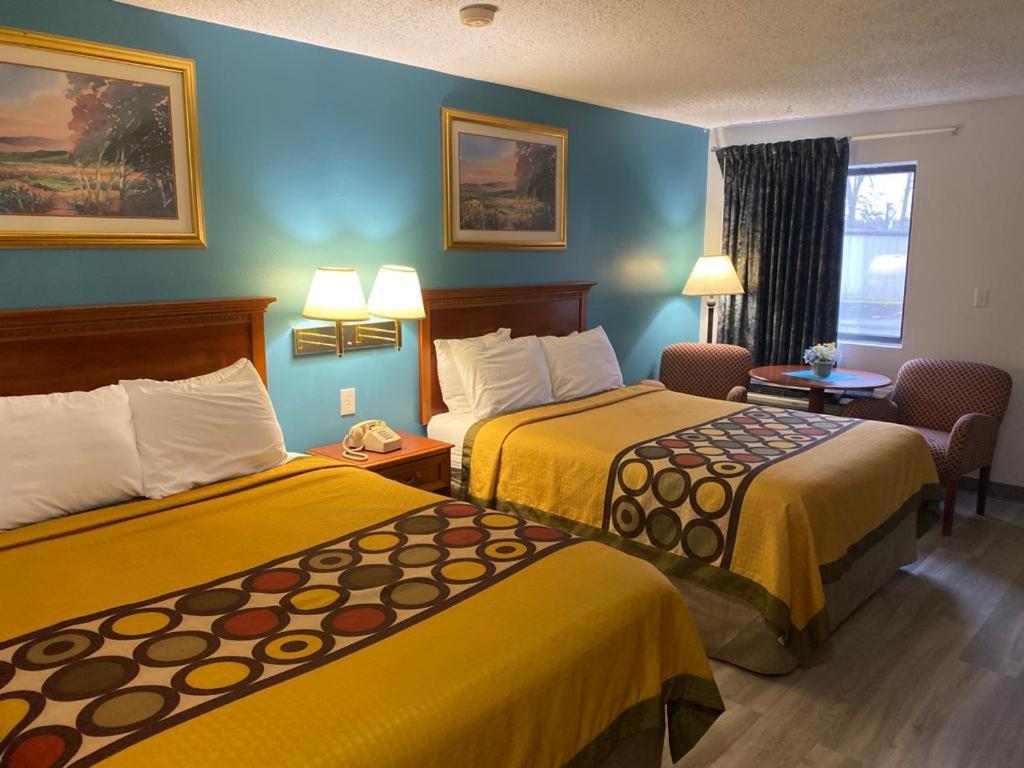 Americas Best Value Inn West Frankfort photo 17