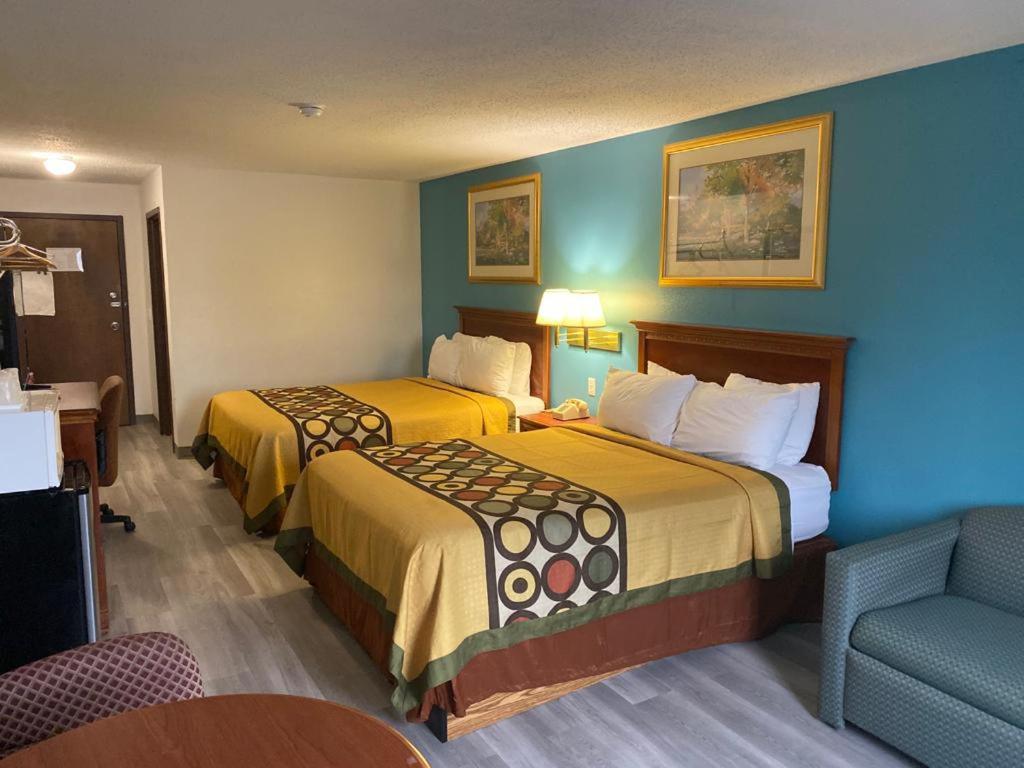 Americas Best Value Inn West Frankfort photo 11
