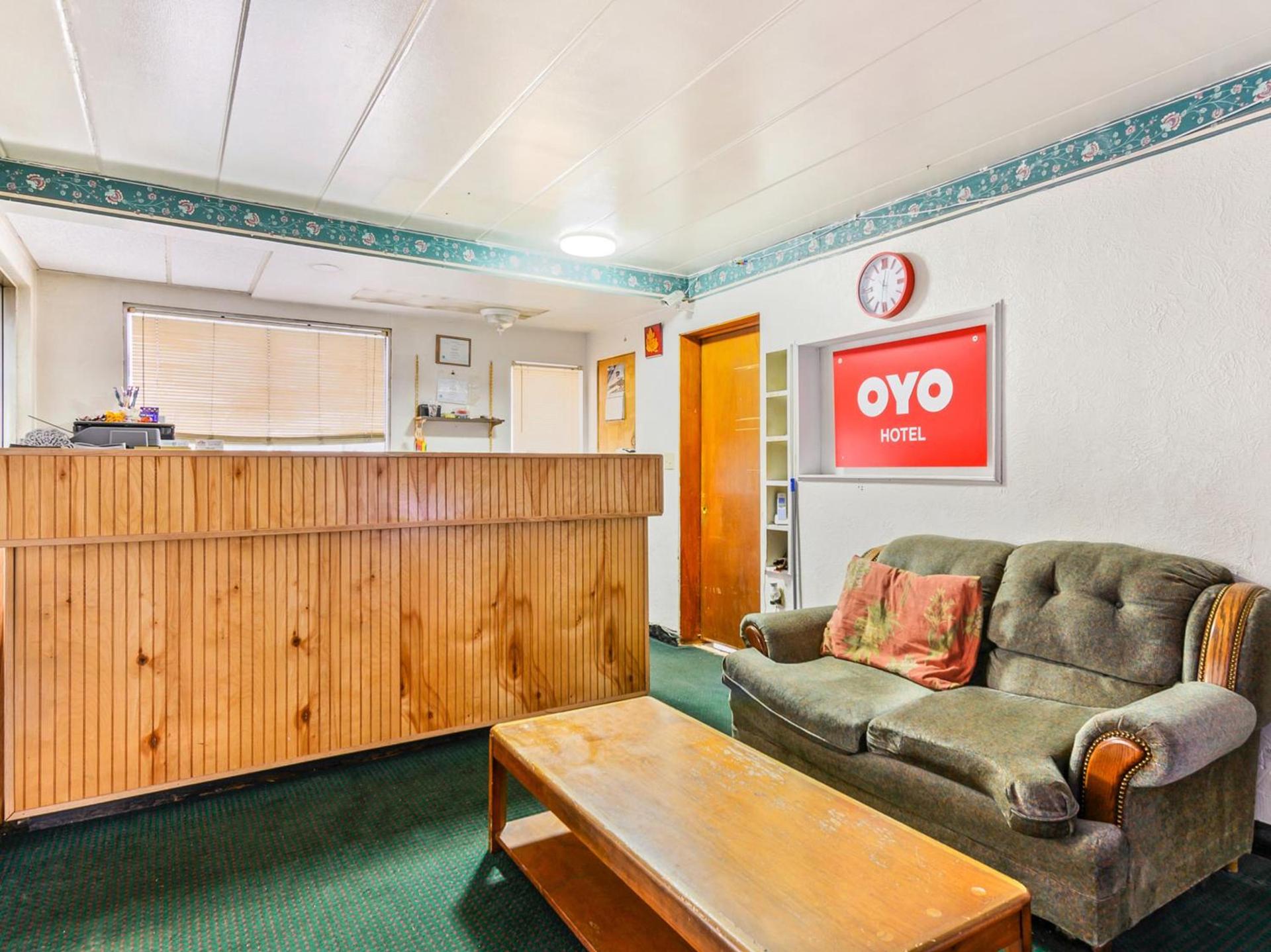 OYO Hotel Downtown Peoria I-74 photo 2