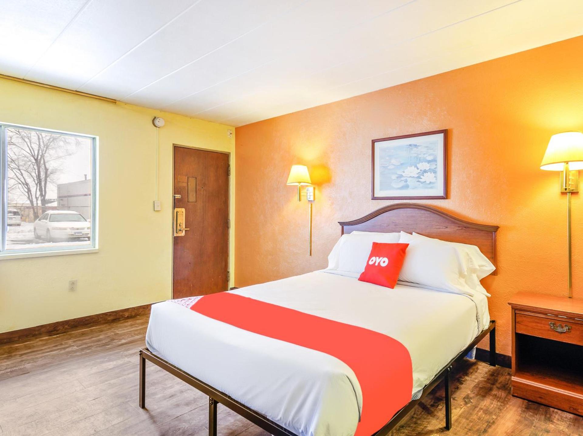 OYO Hotel Downtown Peoria I-74 photo 50