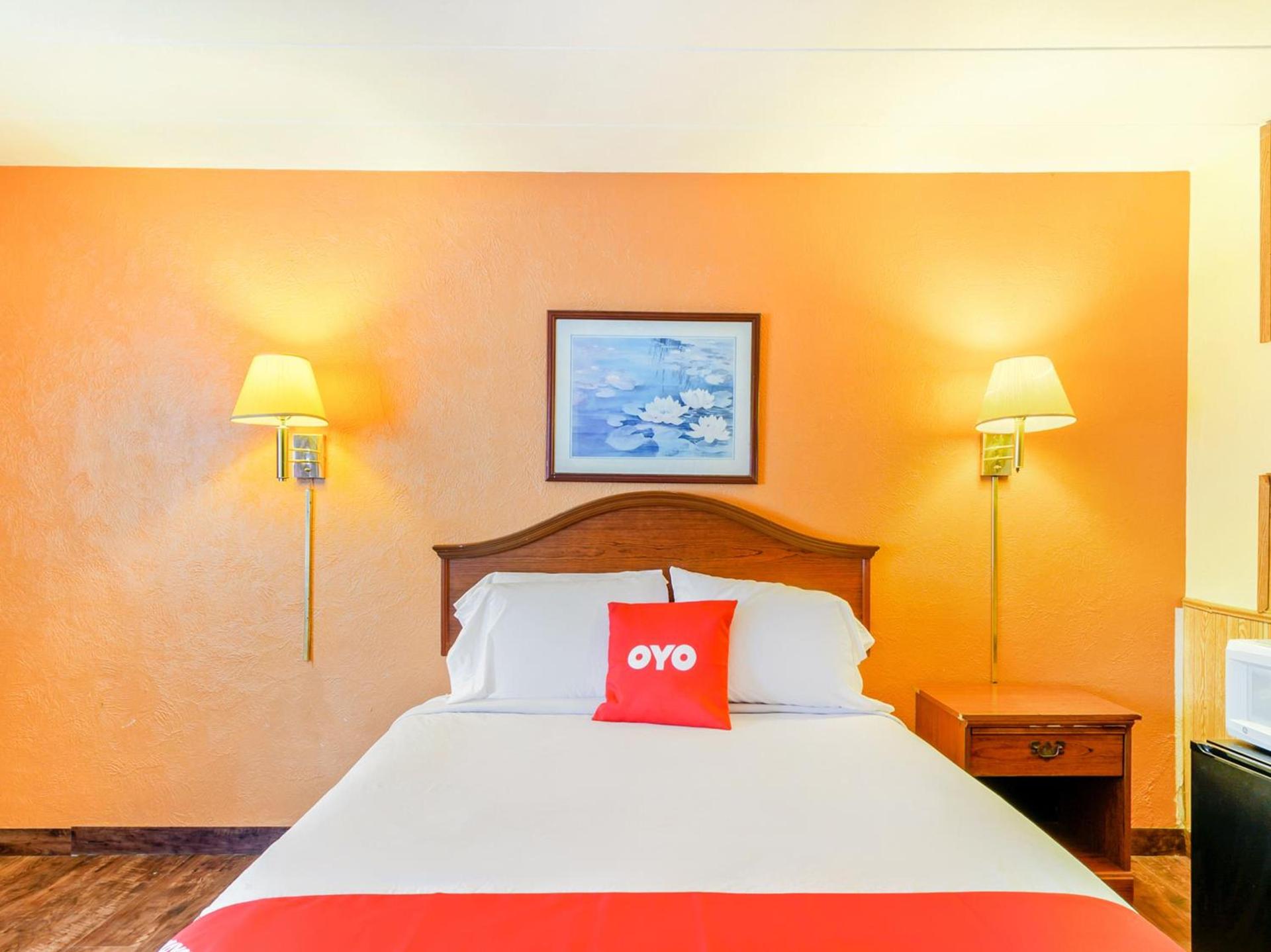 OYO Hotel Downtown Peoria I-74 photo 16
