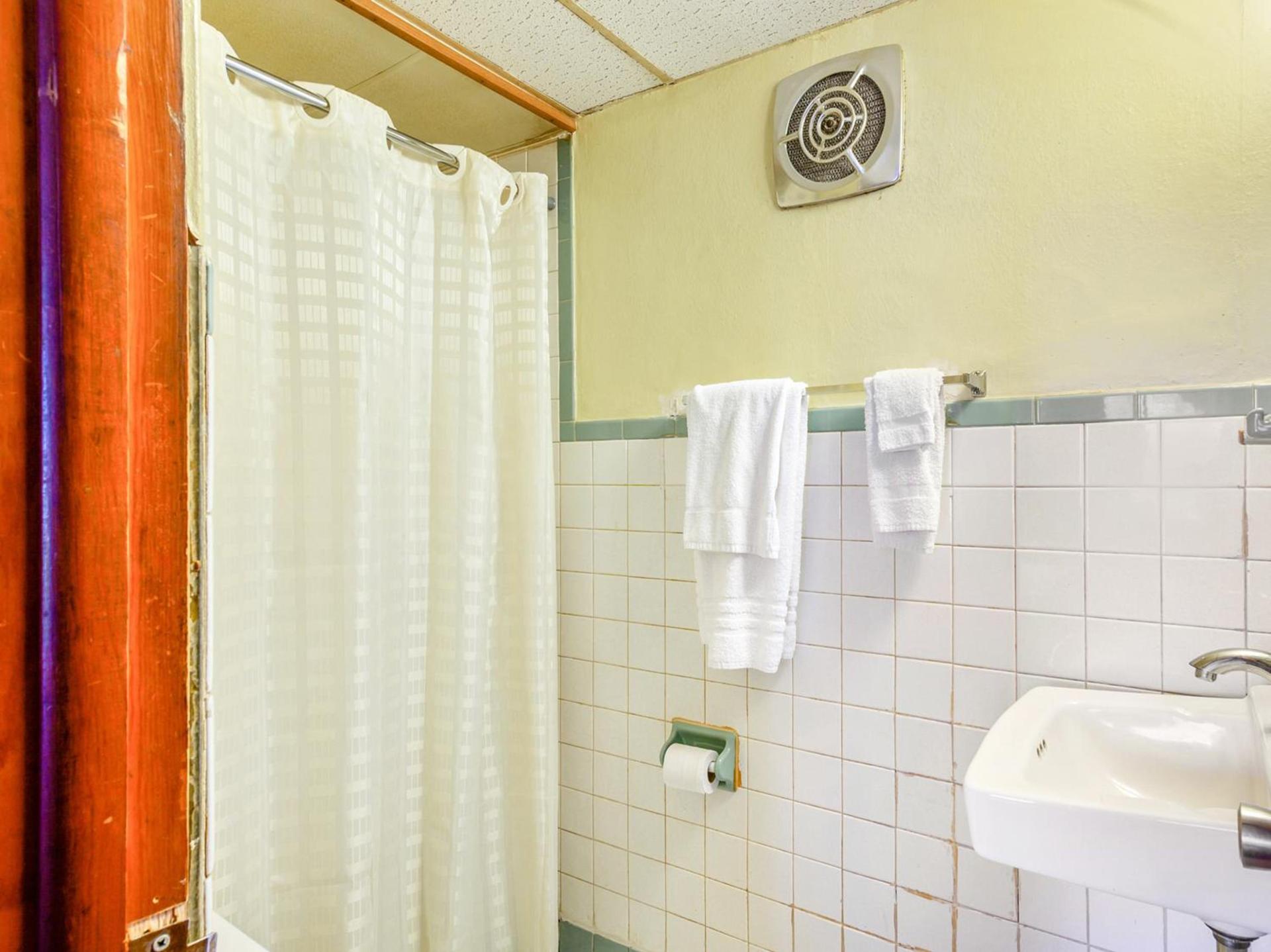 OYO Hotel Downtown Peoria I-74 photo 38