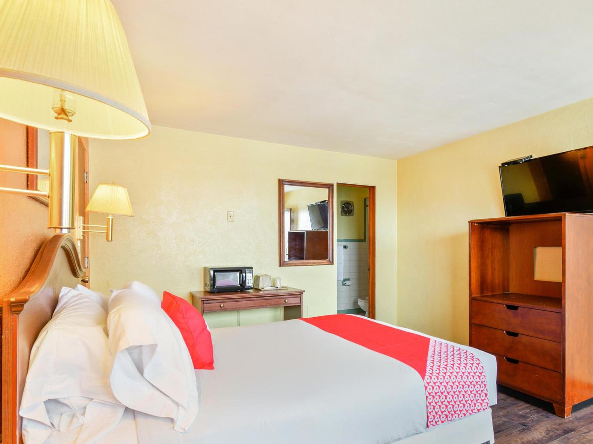 OYO Hotel Downtown Peoria I-74 photo 24