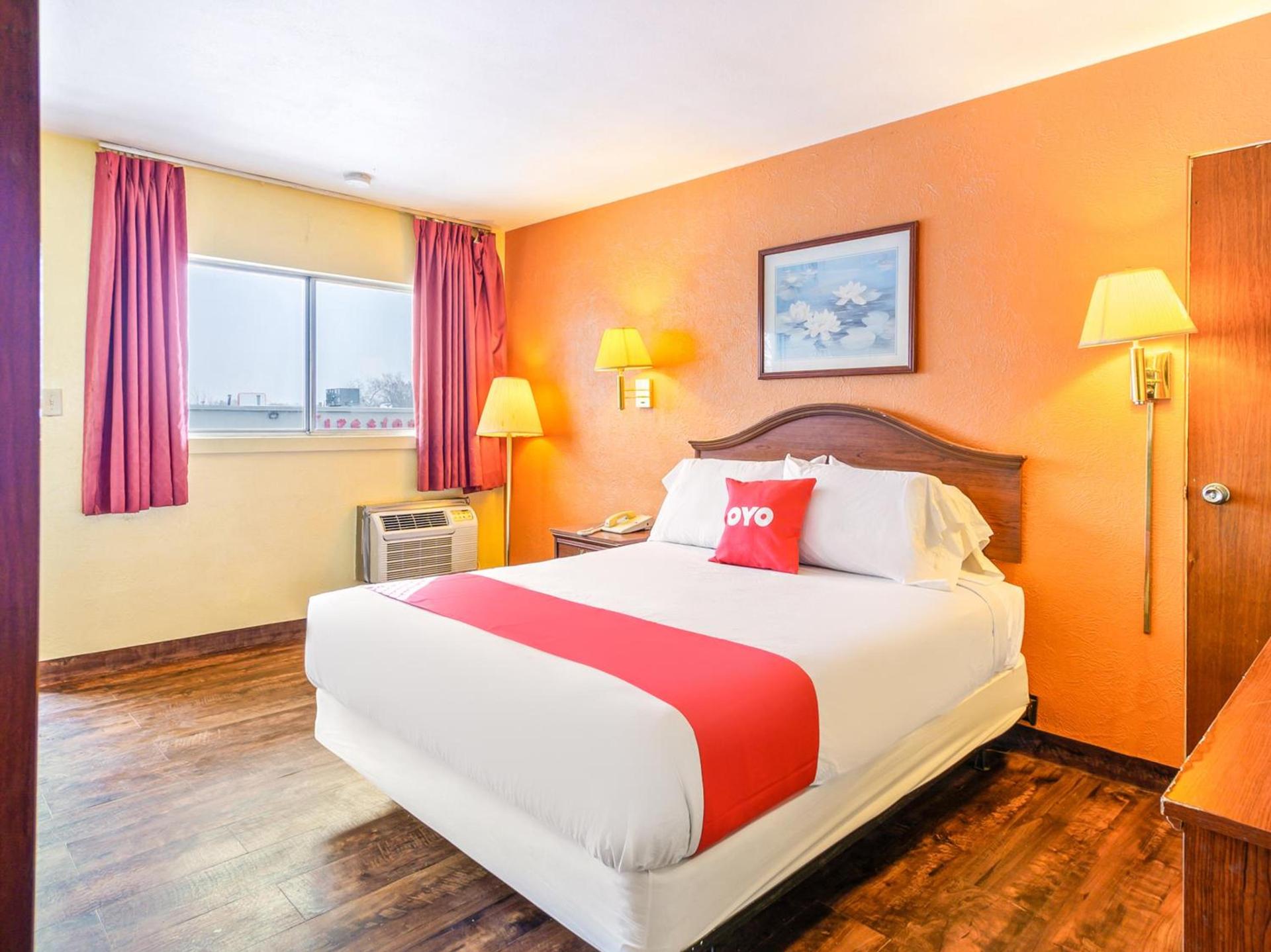 OYO Hotel Downtown Peoria I-74 photo 9