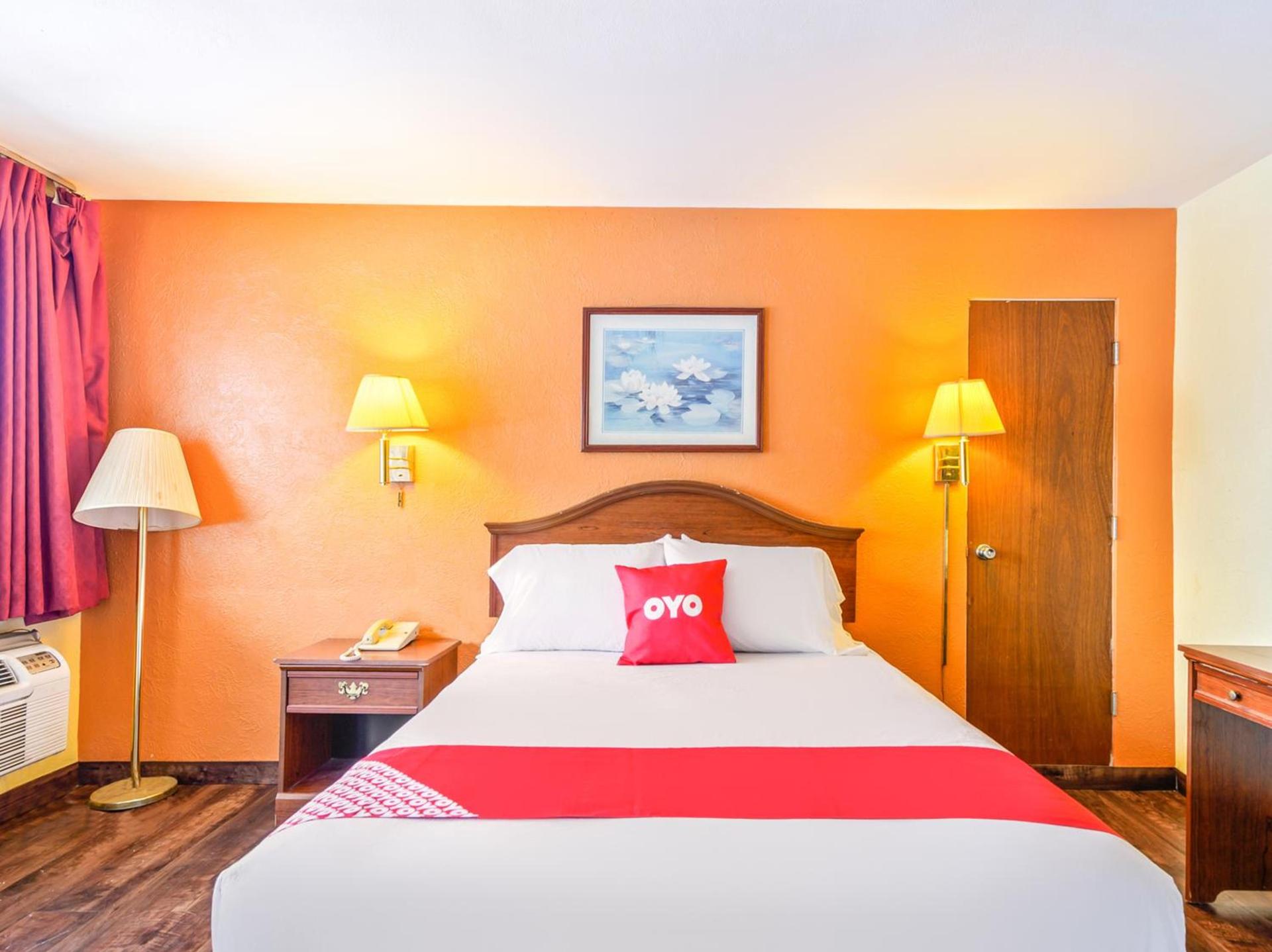OYO Hotel Downtown Peoria I-74 photo 14