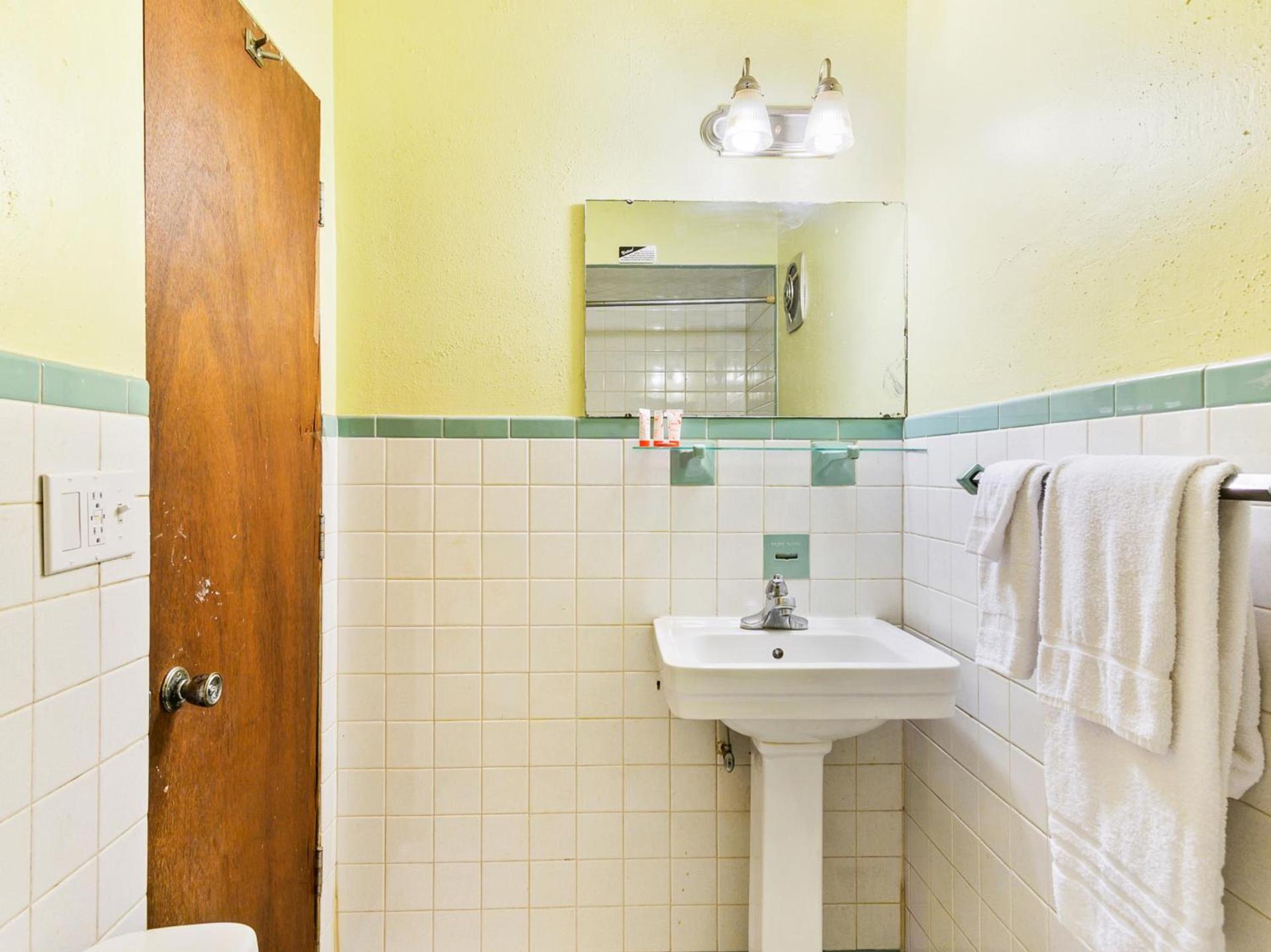 OYO Hotel Downtown Peoria I-74 photo 47