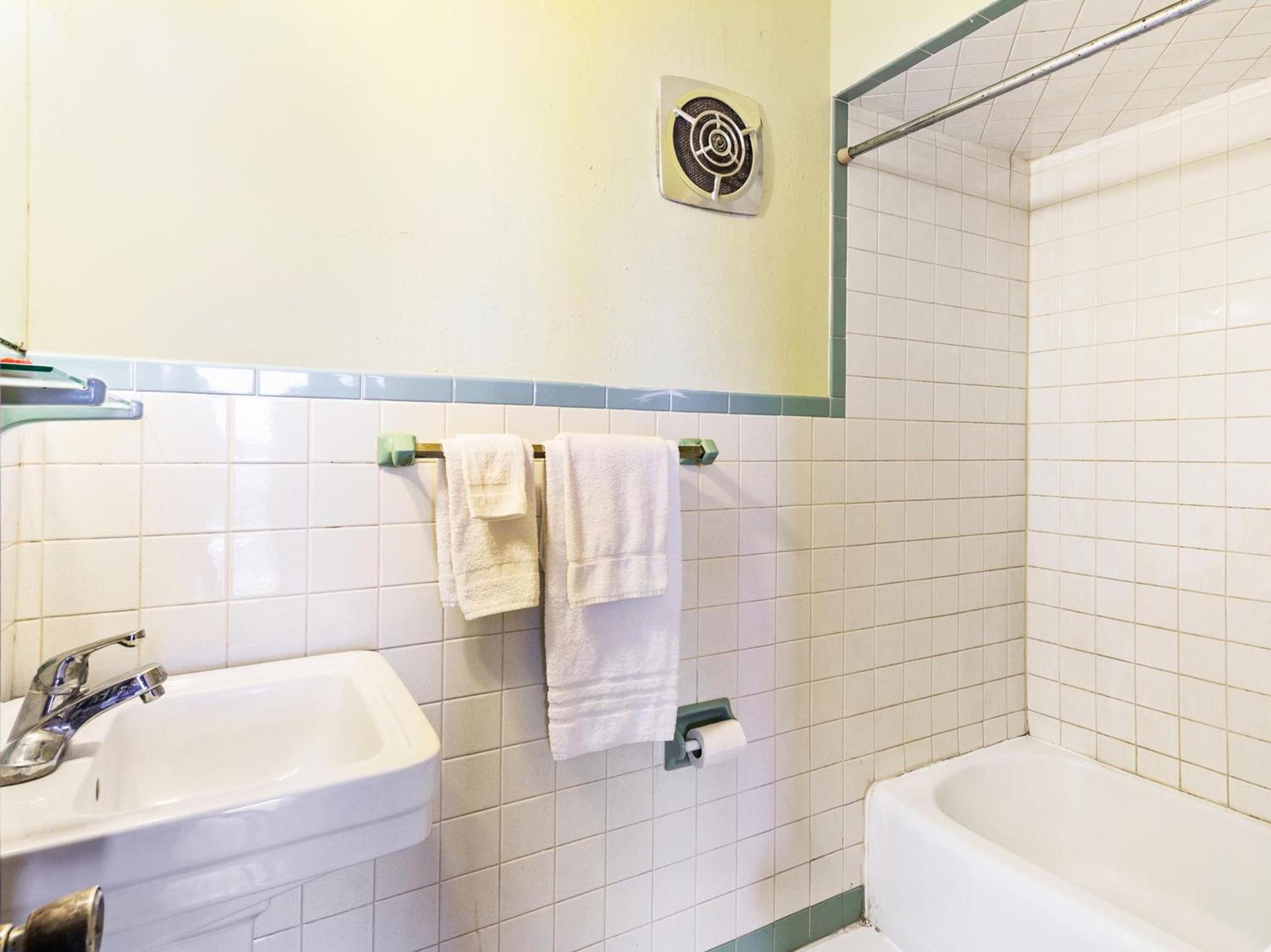 OYO Hotel Downtown Peoria I-74 photo 61