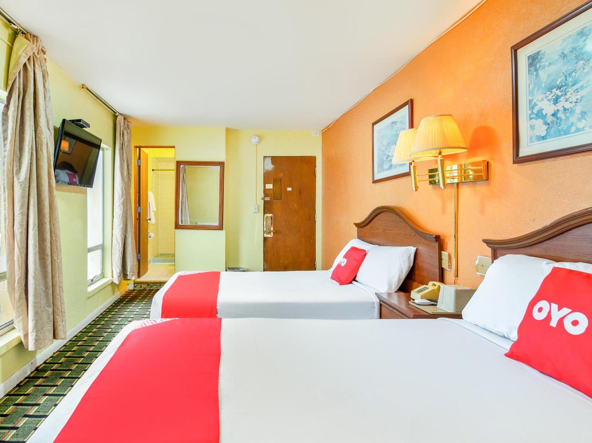 OYO Hotel Downtown Peoria I-74 photo 19