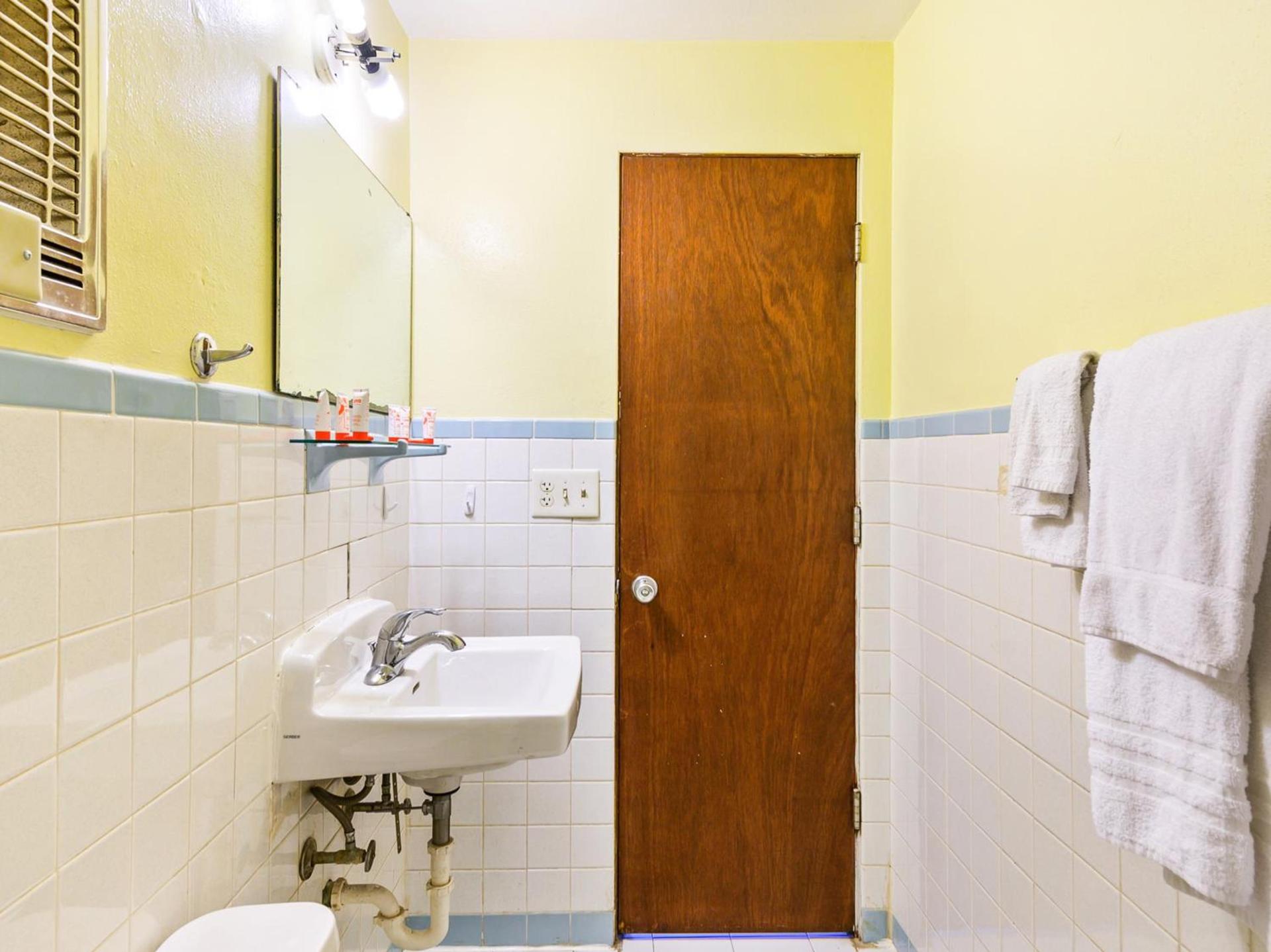 OYO Hotel Downtown Peoria I-74 photo 18