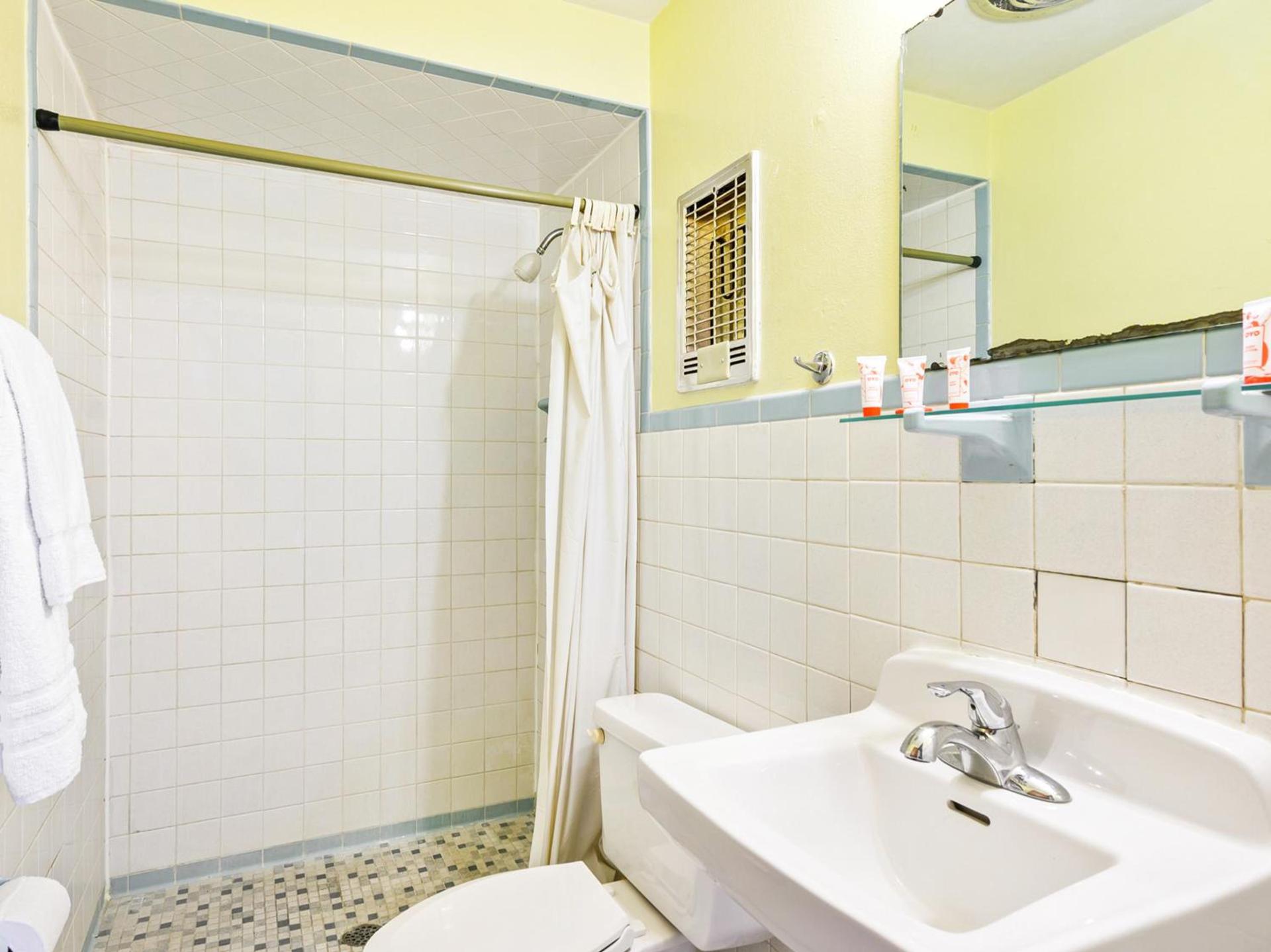 OYO Hotel Downtown Peoria I-74 photo 45