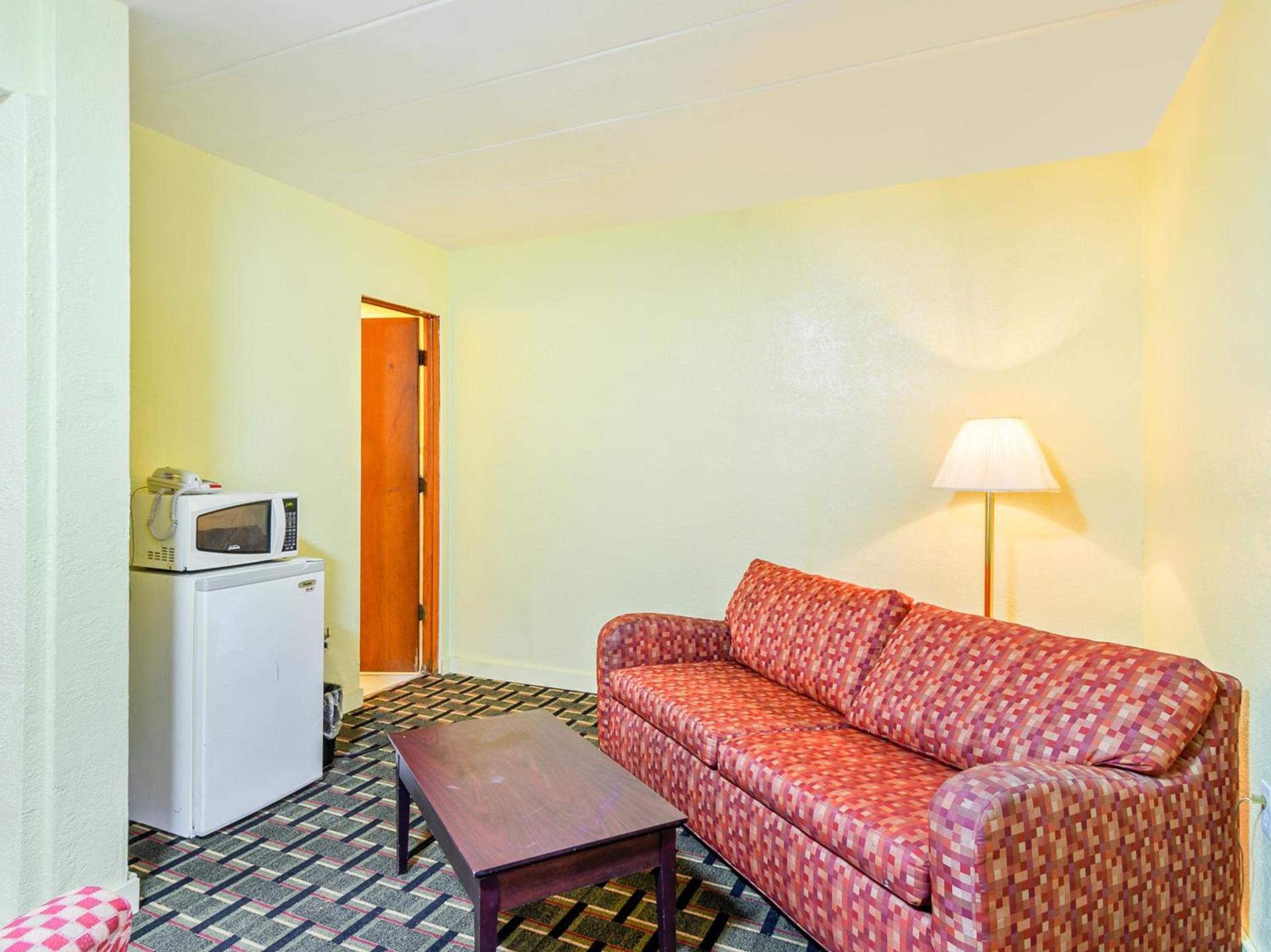 OYO Hotel Downtown Peoria I-74 photo 35