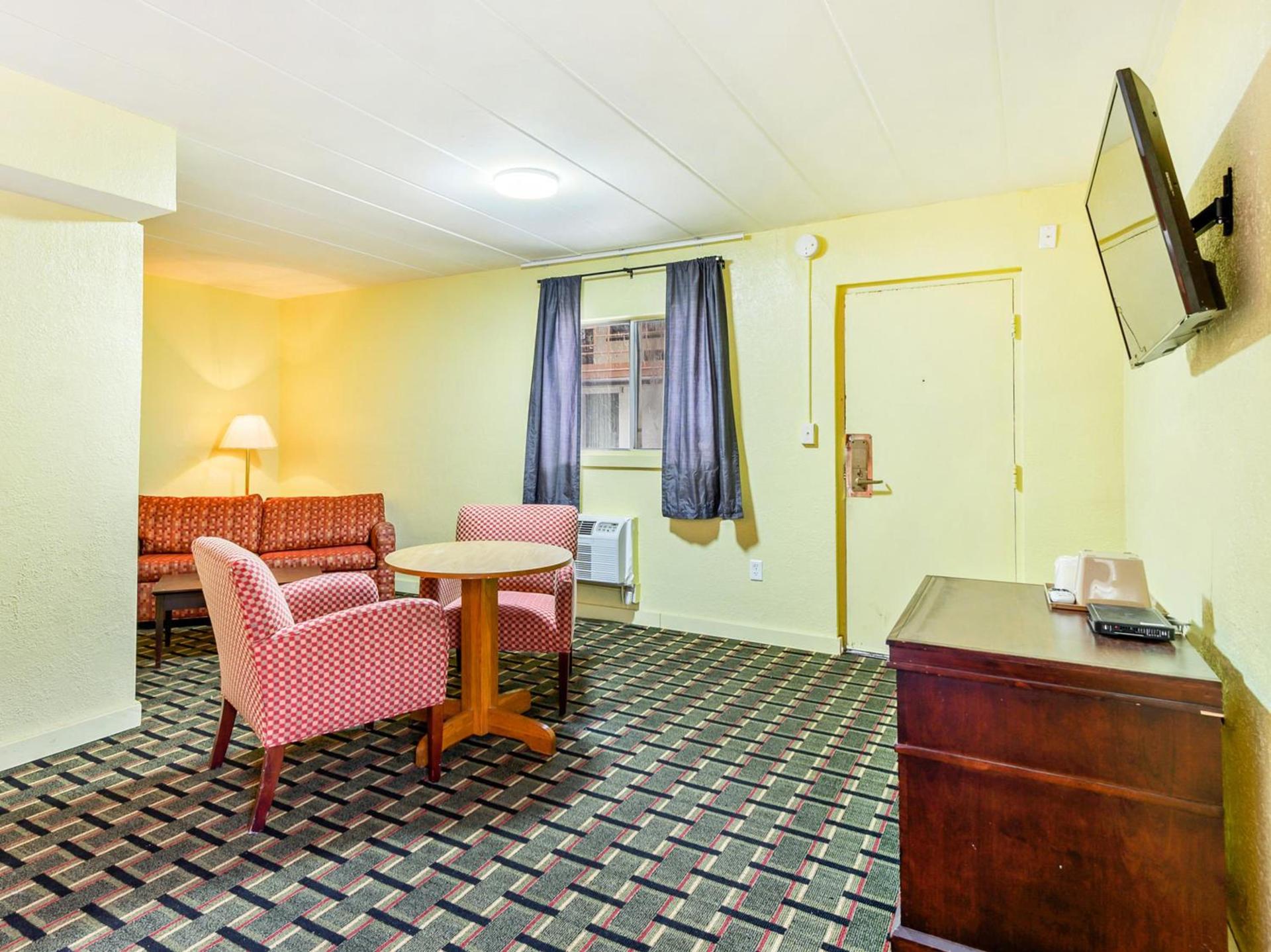 OYO Hotel Downtown Peoria I-74 photo 52