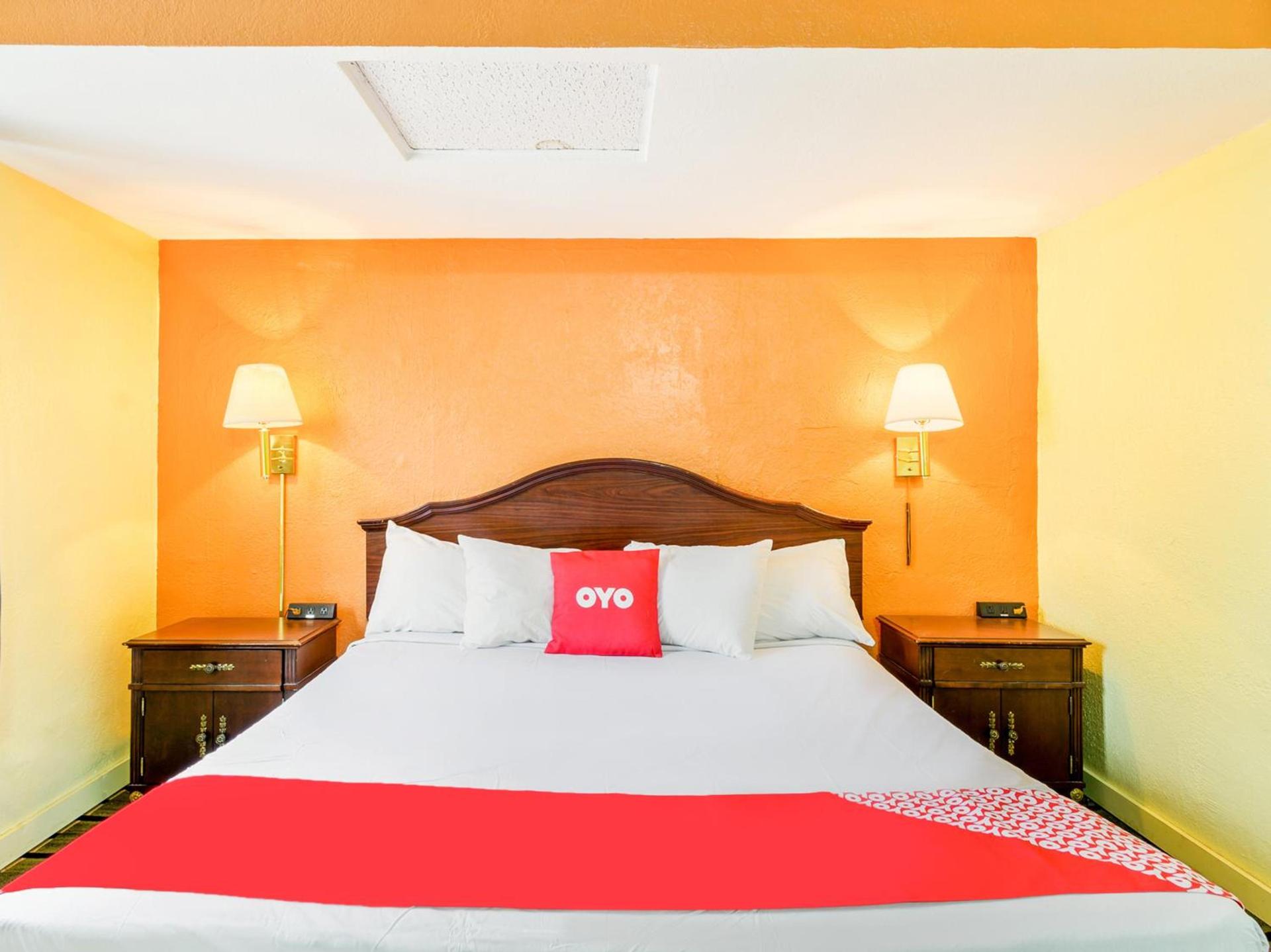 OYO Hotel Downtown Peoria I-74 photo 42