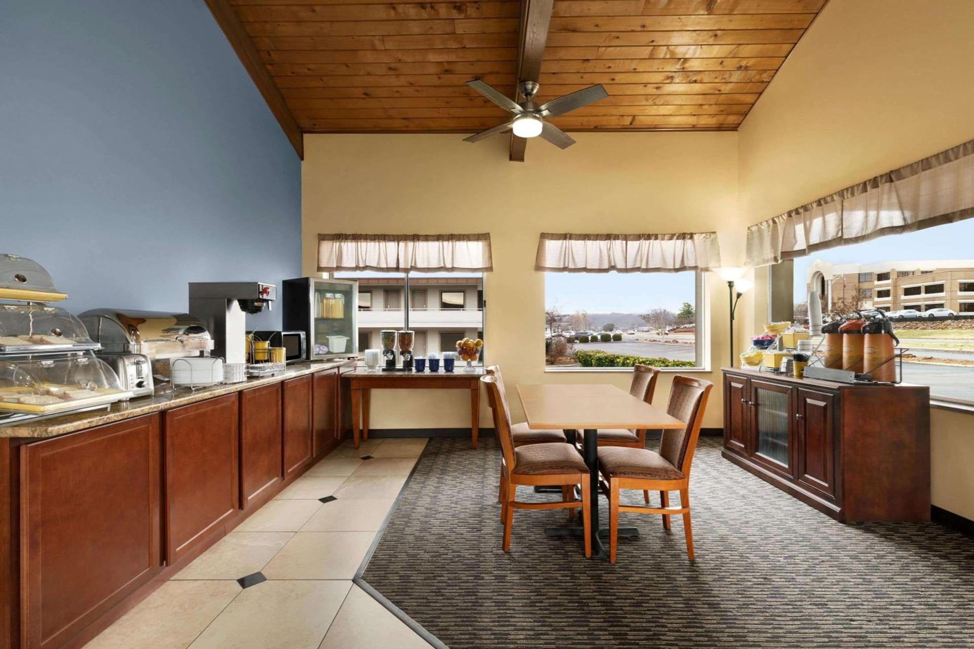 Days Inn by Wyndham Oak Ridge Knoxville photo 7