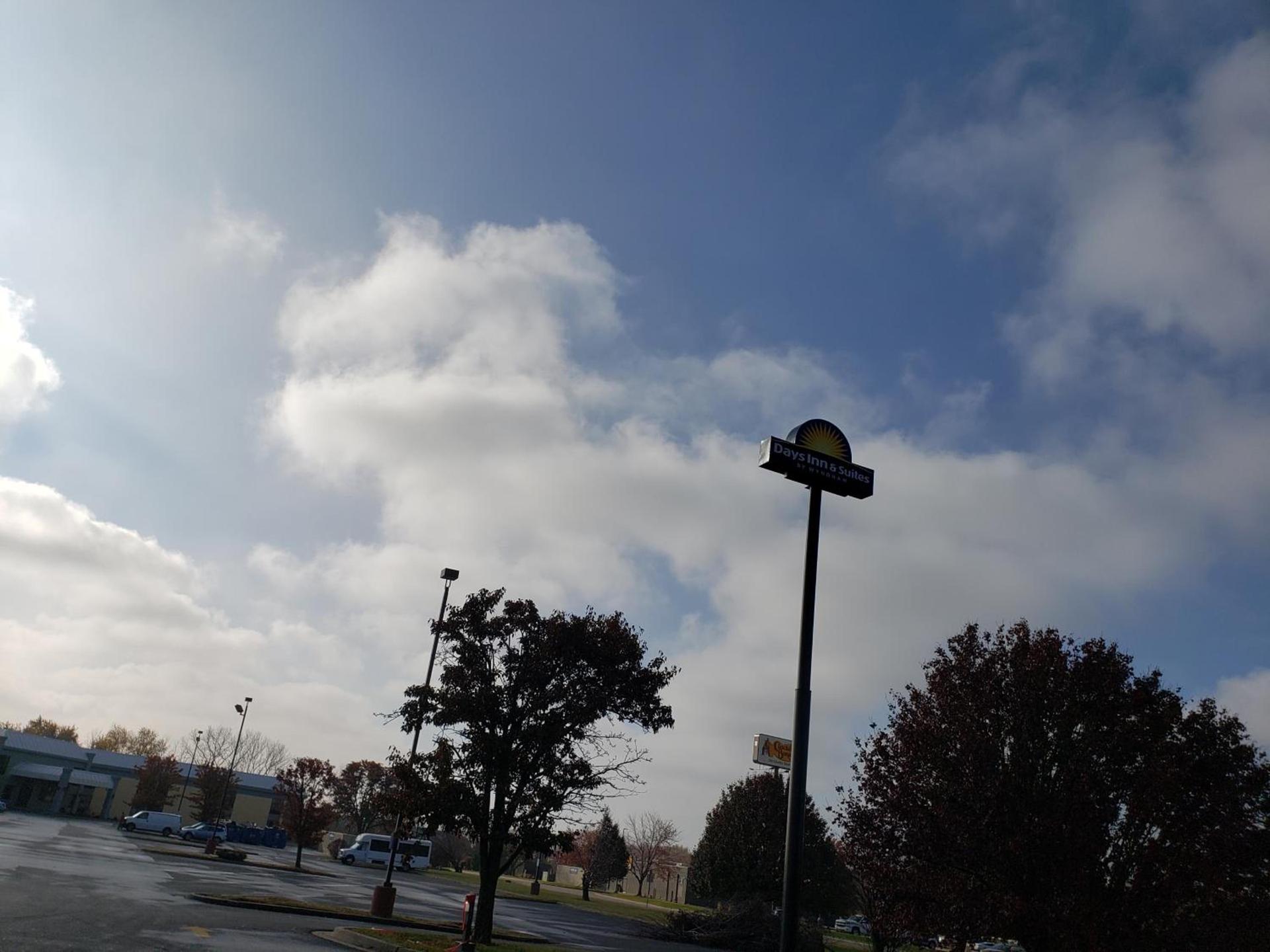 Days Inn & Suites by Wyndham Merrillville photo 21