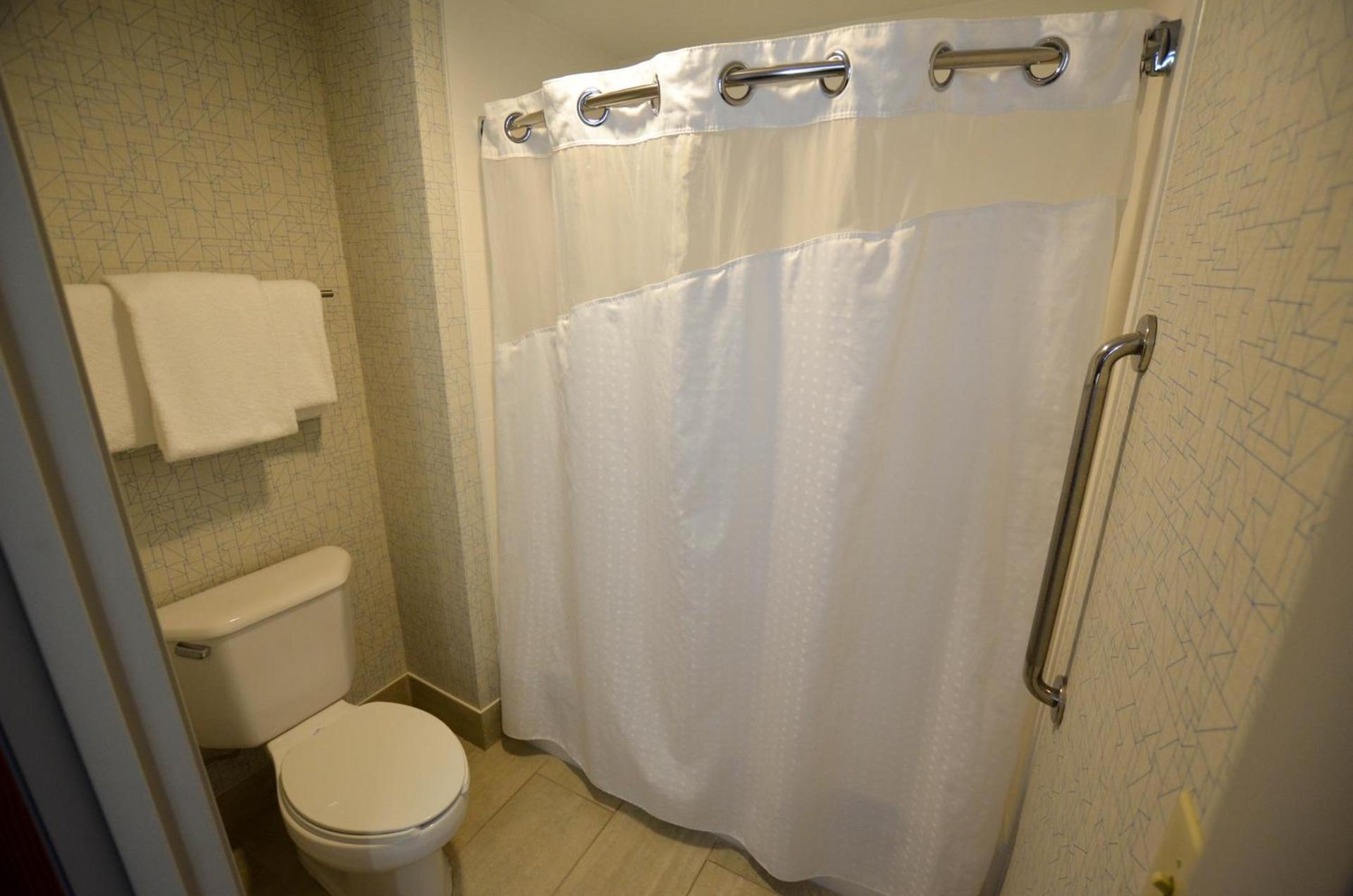 Holiday Inn Express Pittsburgh-Bridgeville by IHG photo 17